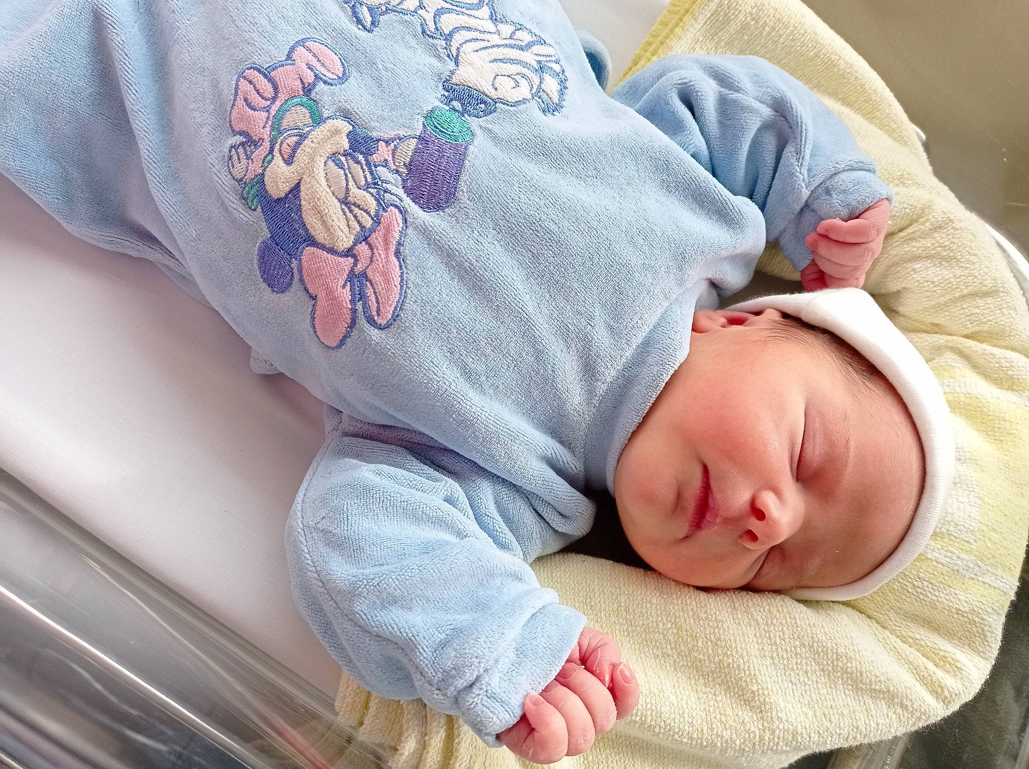 Maëlia participe au concours pour gagner de l'argent avec cette photo : baby, baby_products, baby_sleeping, baby_toddler_clothing, bedtime, cheek, child, comfort, grey, linens, nap, pattern, person, room, skin, sleep, sleeve, t_shirt, textile, toddler