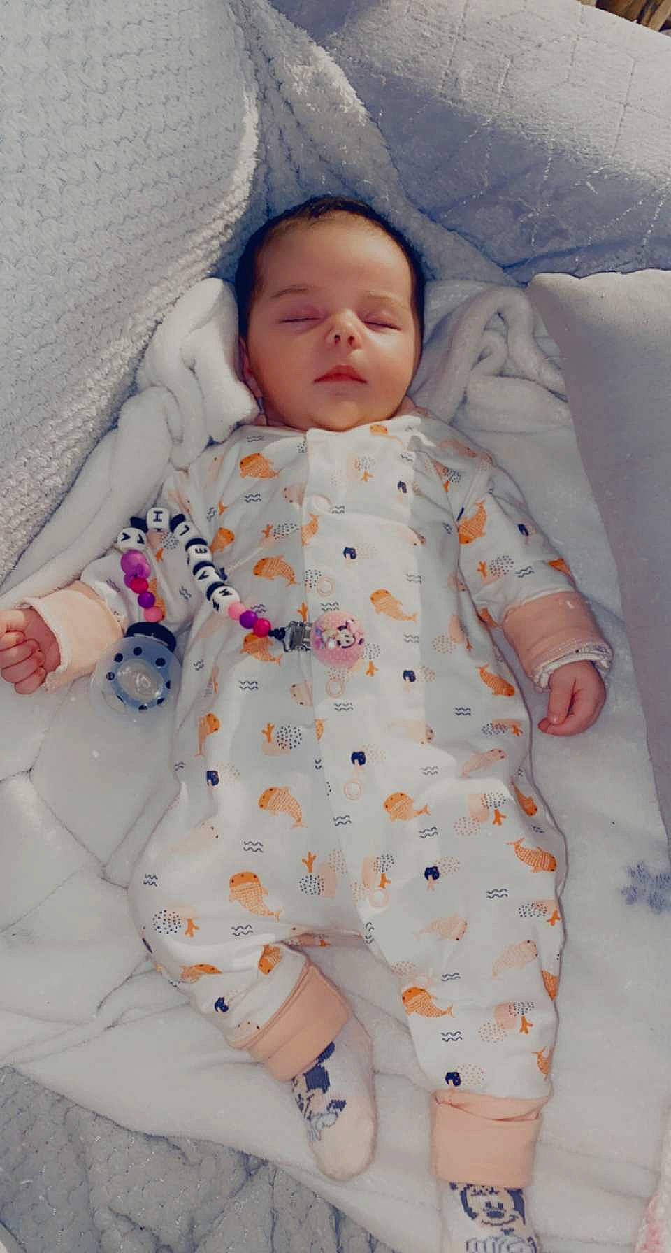 Maëlia a rejoint le concours — aidez-le/la à gagner de superbes lots ! baby, baby_products, baby_safety, baby_sleeping, baby_toddler_clothing, bedding, child, comfort, face, head, linens, nose, outerwear, pattern, person, pink, skin, sleeve, textile, toddler