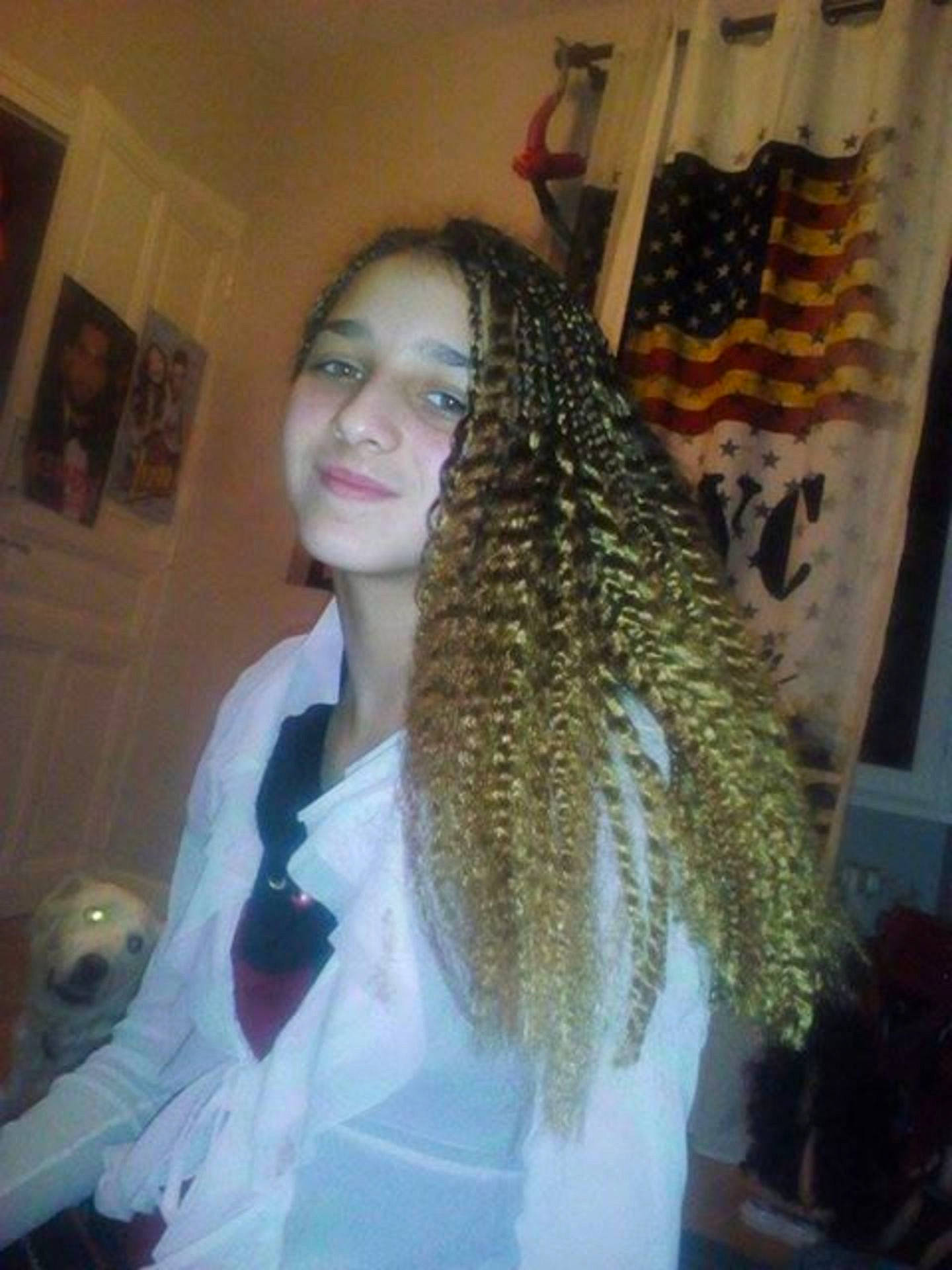 Manon participe au concours pour gagner de l'argent avec cette photo : black_hair, braid, cornrows, girl, hair, hair_coloring, hairstyle, human_hair_color, long_hair, person, scarf