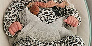 Romane participe au concours pour gagner de l'argent avec cette photo : baby, infant, leopard_print, onesie, plush_toy, baby_seat, cushion, patterned_clothing, indoor, child, cute, portrait, resting, soft_toy, comfort, young, person, infancy, small_hands, curious