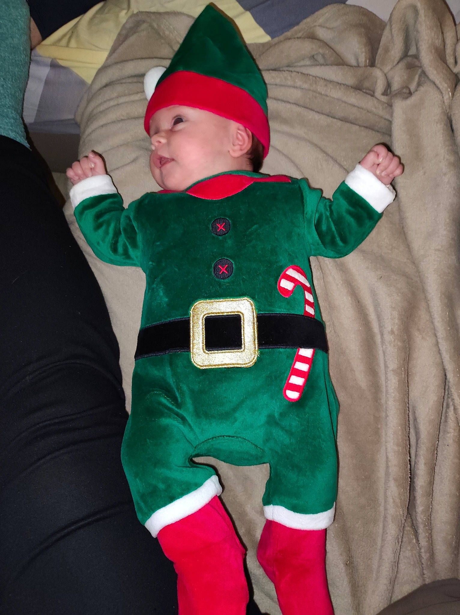 Liza a rejoint le concours — aidez-le/la à gagner de superbes lots ! baby, carmine, christmas, christmas_decoration, christmas_ornament, costume_hat, event, fictional_character, fur, green, hat, head, headwear, holiday, holiday_ornament, human_body, lap, person, santa_claus, sleeve