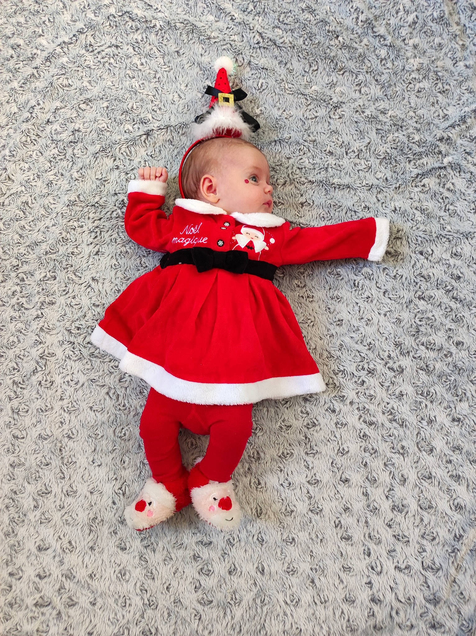 Liza a rejoint le concours — aidez-le/la à gagner de superbes lots ! baby, baby_toddler_clothing, carmine, costume, costume_hat, dress, fictional_character, flooring, grass, happy, hat, headgear, human_leg, magenta, pattern, person, plant, sleeve, sock, toddler