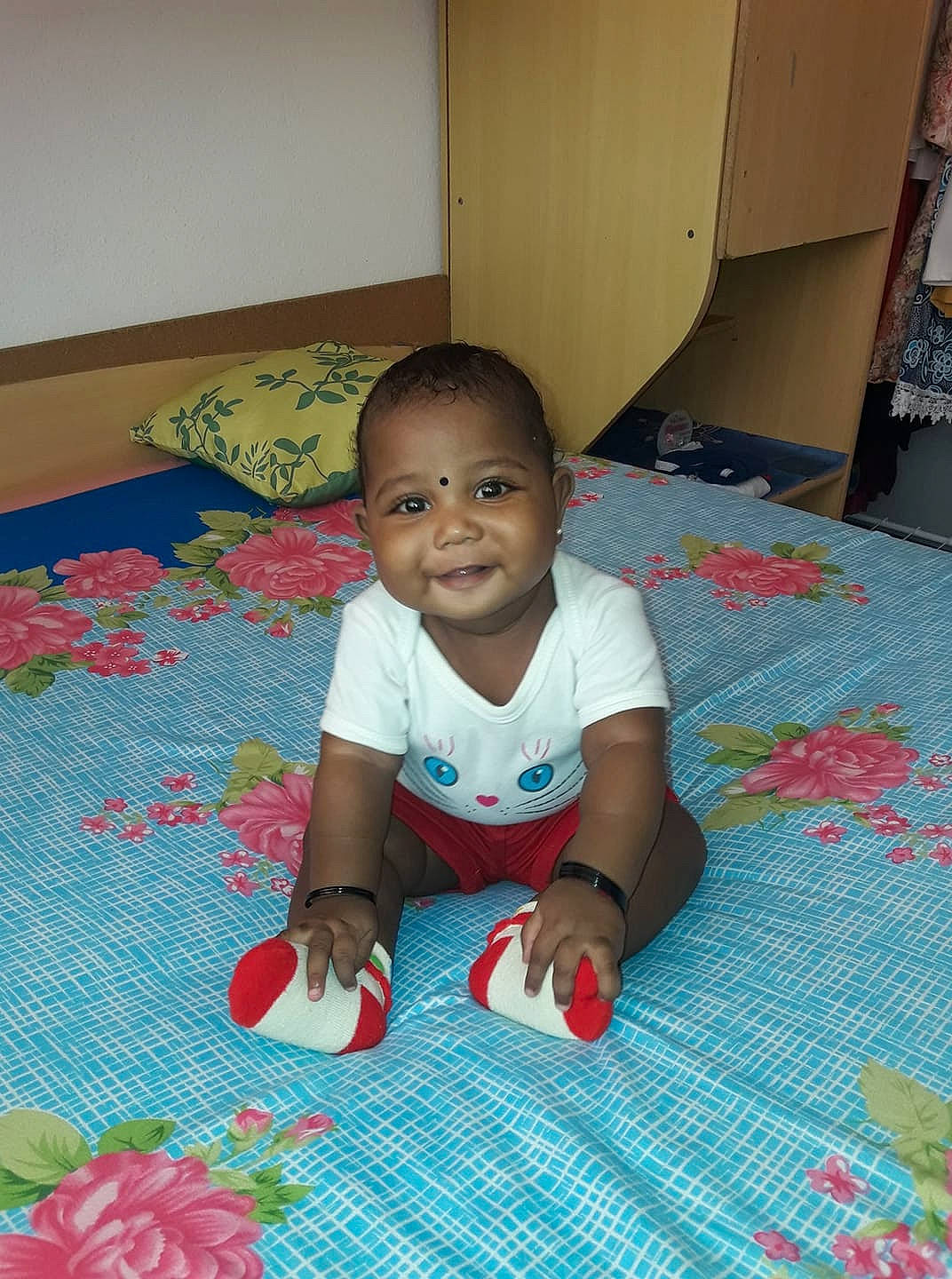 Mahysha a rejoint le concours — aidez-le/la à gagner de superbes lots ! child, day, fun, girl, infant, joy, person, play, product, red, sitting, skin, smile, textile, toddler, toy