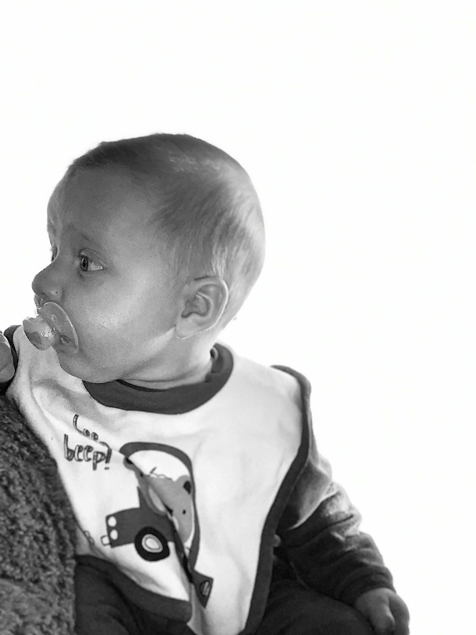 Manéo participe au concours pour gagner de l'argent avec cette photo : baby, baby_products, baby_toddler_clothing, black_and_white, child, monochrome, monochrome_photography, person, portrait, portrait_photography, style, toddler