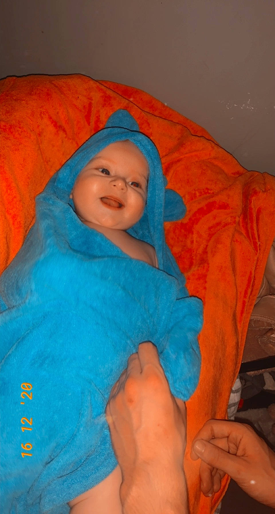 Manéo participe au concours pour gagner de l'argent avec cette photo : baby, cheek, finger, headwear, hood, orange, person, thumb