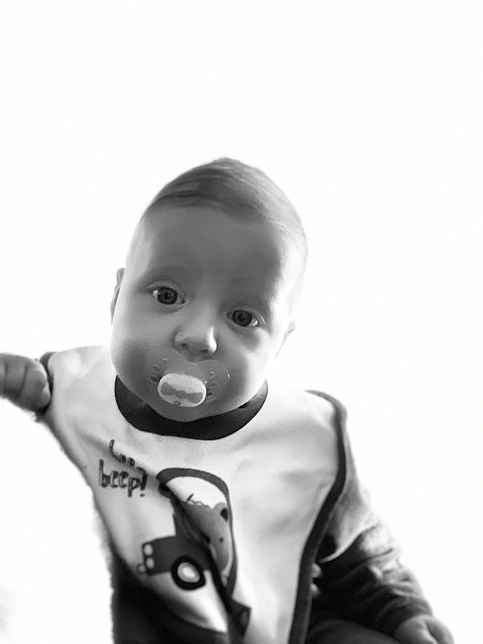 Manéo a rejoint le concours — aidez-le/la à gagner de superbes lots ! abdomen, baby, baby_products, baby_toddler_clothing, black_and_white, cheek, chest, child, finger, joint, muscle, navel, neck, person, portrait_photography, skin, stomach, toddler, trunk