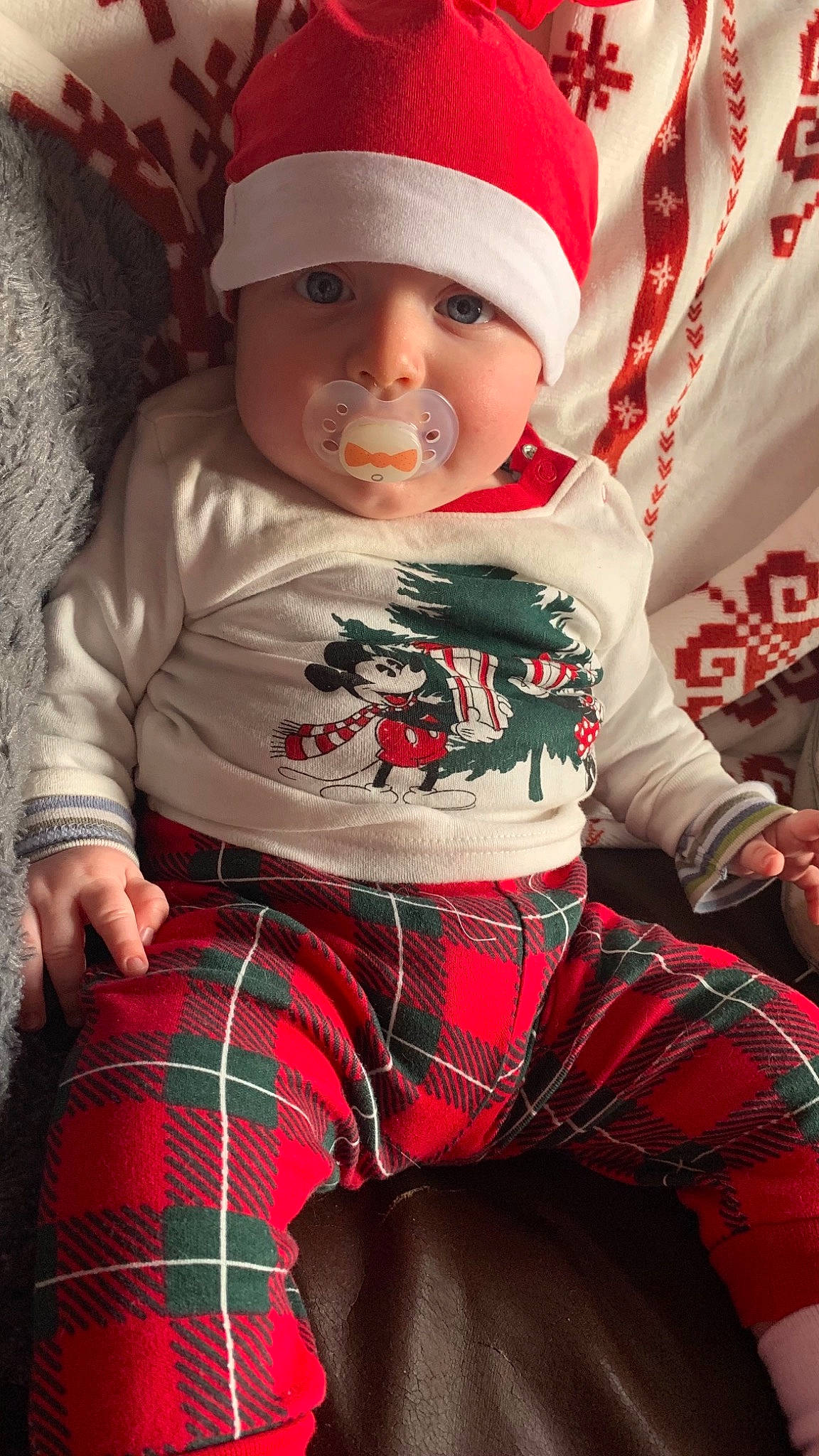 Manéo participe au concours pour gagner de l'argent avec cette photo : abdomen, baby, baby_toddler_clothing, bonnet, child, christmas, costume, costume_accessory, costume_hat, fictional_character, headgear, headwear, holiday, mouth, pattern, person, plaid, pleased, red, tartan