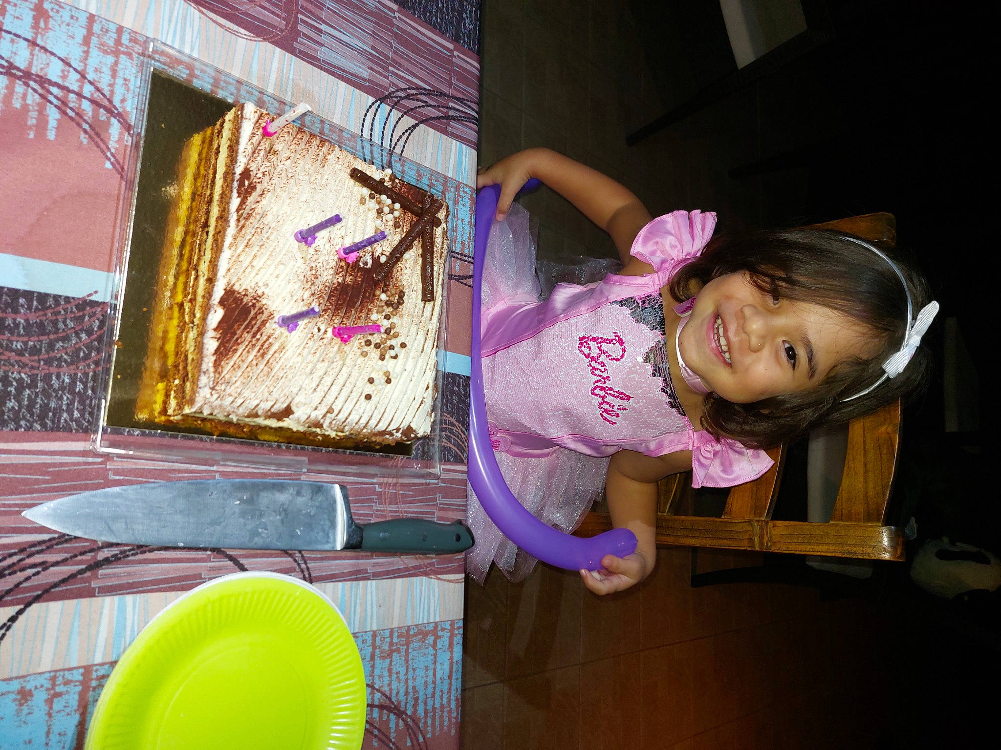 Reretini participe au concours pour gagner de l'argent avec cette photo : art, artist, balloon, child, event, fun, happy, joy, leisure, magenta, painting, person, pink, play, purple, room, smile, t_shirt, toddler, vacation