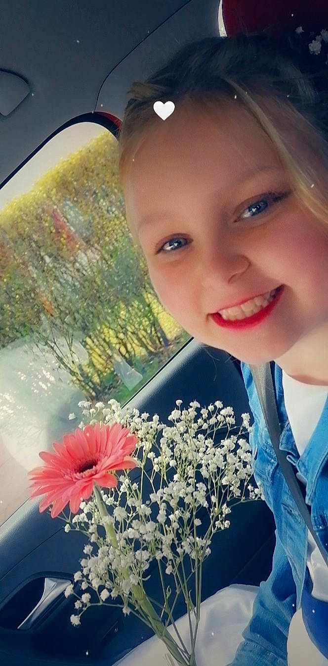 Leanne participe au concours pour gagner de l'argent avec cette photo : beauty, cool, flower, flower_arranging, fun, grass, happy, iris, joy, leaf, organ, person, petal, photograph, plant, smile, snapshot, summer, sunlight, toddler