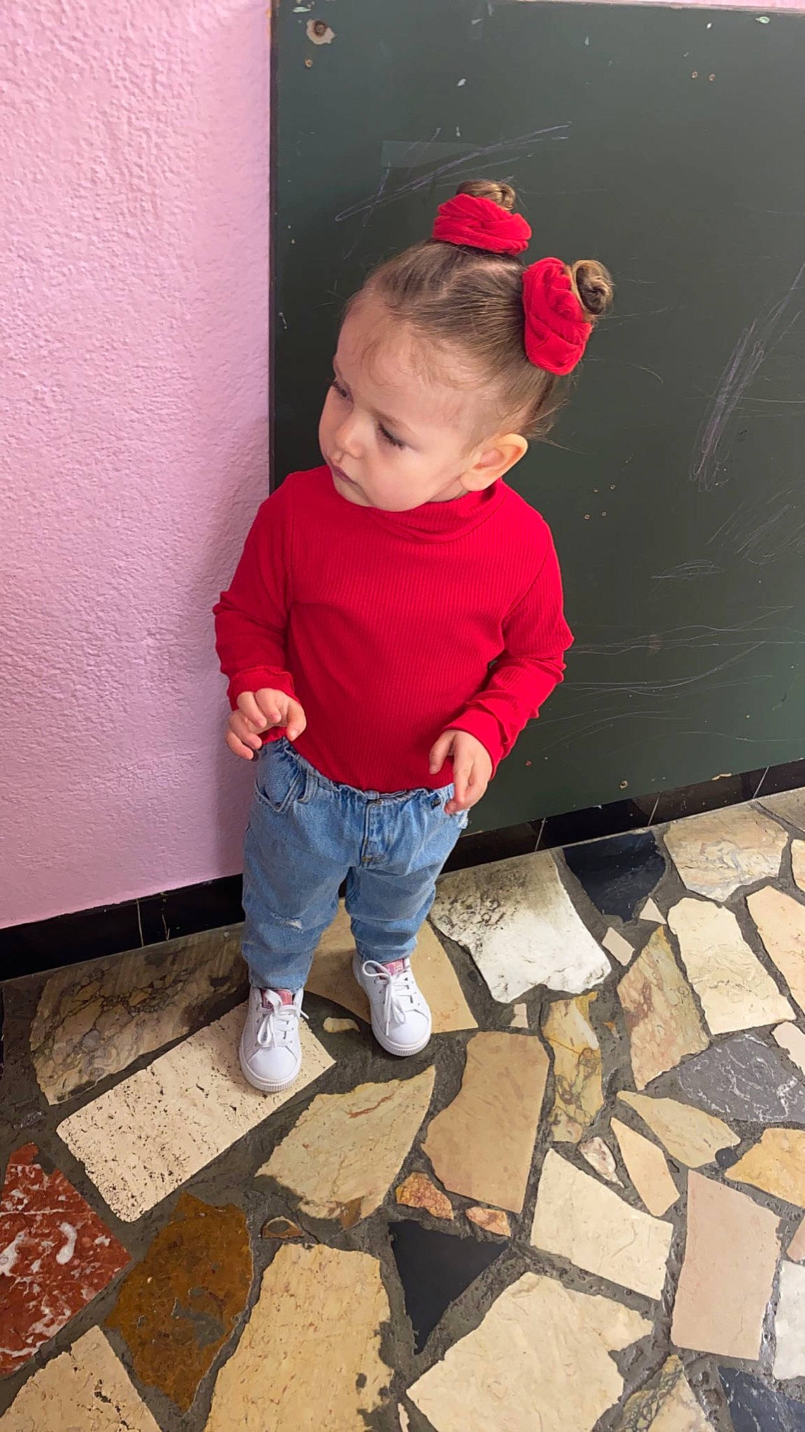 Layana a rejoint le concours — aidez-le/la à gagner de superbes lots ! baby, baby_toddler_clothing, carmine, child, floor, flooring, foot, fun, hardwood, human_leg, leg, magenta, pattern, person, red, sitting, sleeve, standing, t_shirt, toddler