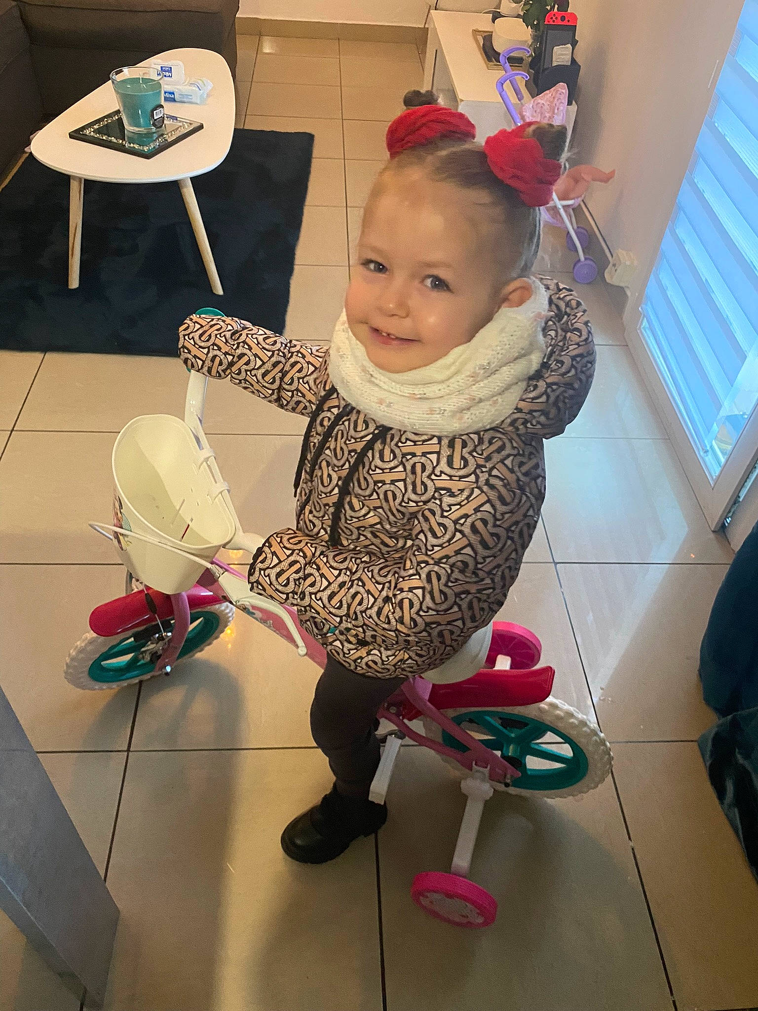 Layana participe au concours pour gagner de l'argent avec cette photo : art, baby, baby_toddler_clothing, chair, child, fashion_accessory, floor, flooring, fun, happy, joy, magenta, person, pink, purple, room, sandal, sitting, smile, toddler