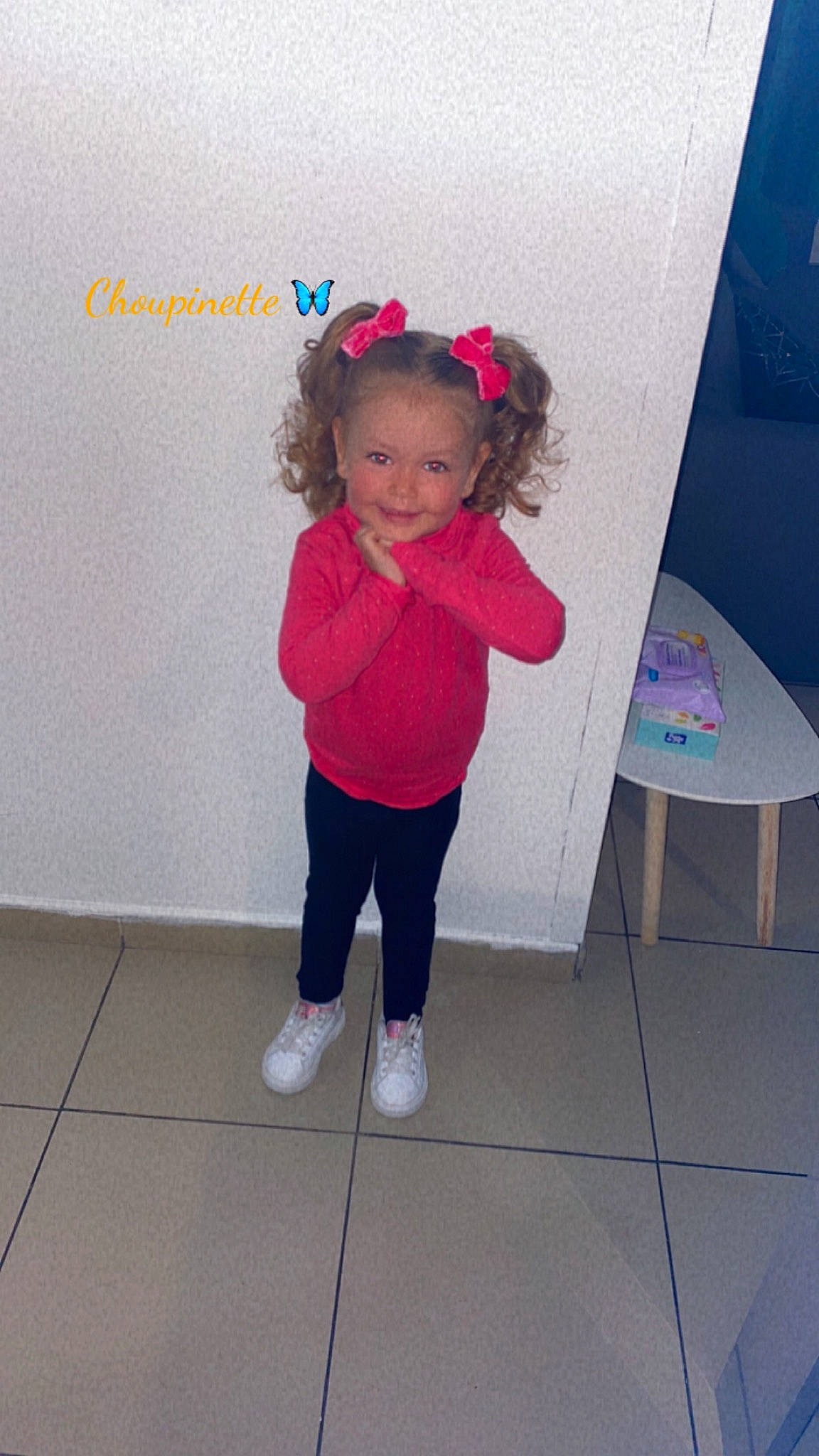 Layana a rejoint le concours — aidez-le/la à gagner de superbes lots ! baby_toddler_clothing, child, flooring, fun, hair, happy, joy, magenta, pattern, person, pink, play, room, sleeve, smile, sock, standing, sweatpant, toddler