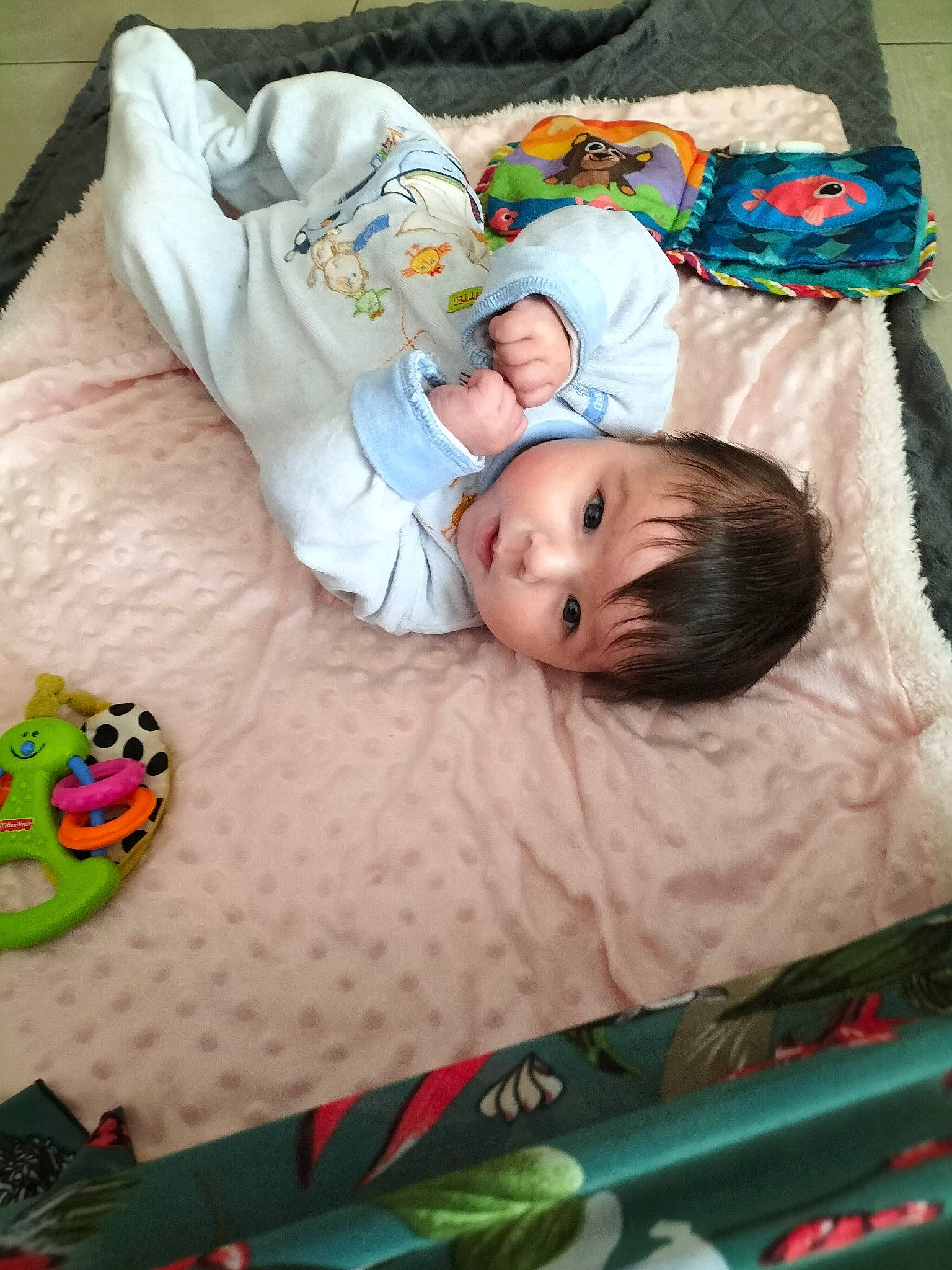 Christa a rejoint le concours — aidez-le/la à gagner de superbes lots ! baby, baby_products, baby_safety, baby_toddler_clothing, bed, bedding, bedtime, child, comfort, green, happy, hat, linens, mammal, person, product, room, skin, textile, toddler