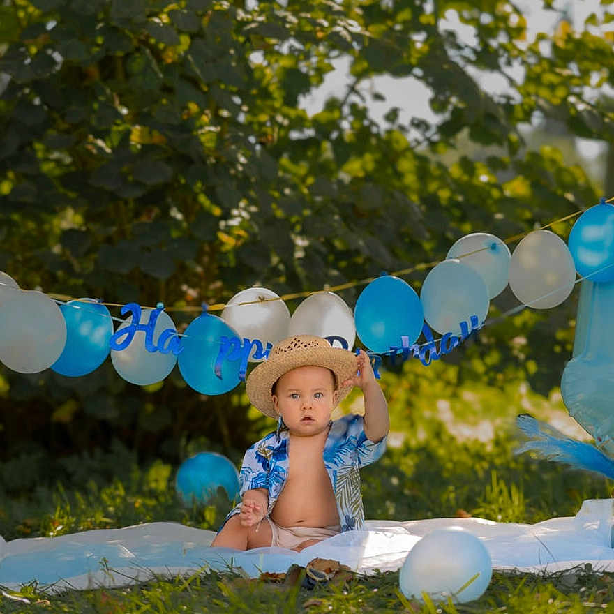 Kalahani participe au concours pour gagner de l'argent avec cette photo : baby, balloons, birthday, blanket, blue_shirt, boy, celebration, child, cute, grass, greenery, happy_birthday_banner, nature, number_one_balloon, outdoor, party, portrait, straw_hat, summer, sunlight