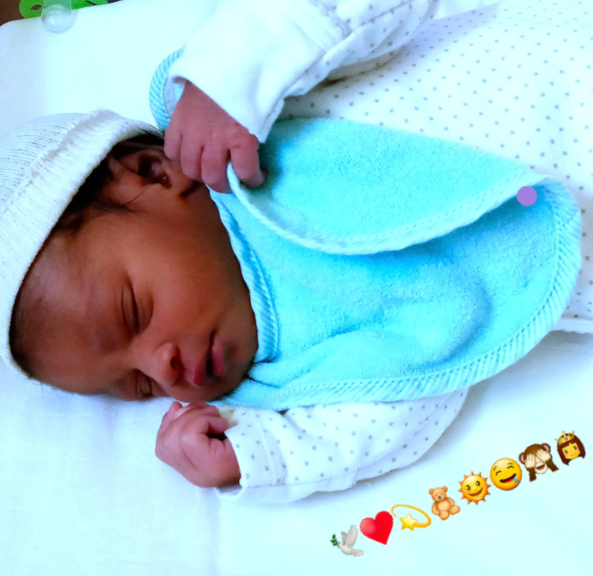 Khady Diamilatou participe au concours pour gagner de l'argent avec cette photo : azure, baby, baby_products, baby_sleeping, baby_toddler_clothing, bedding, bedtime, blanket, child, comfort, electric_blue, linens, nap, pattern, person, portrait_photography, room, sleep, sleeve, toddler