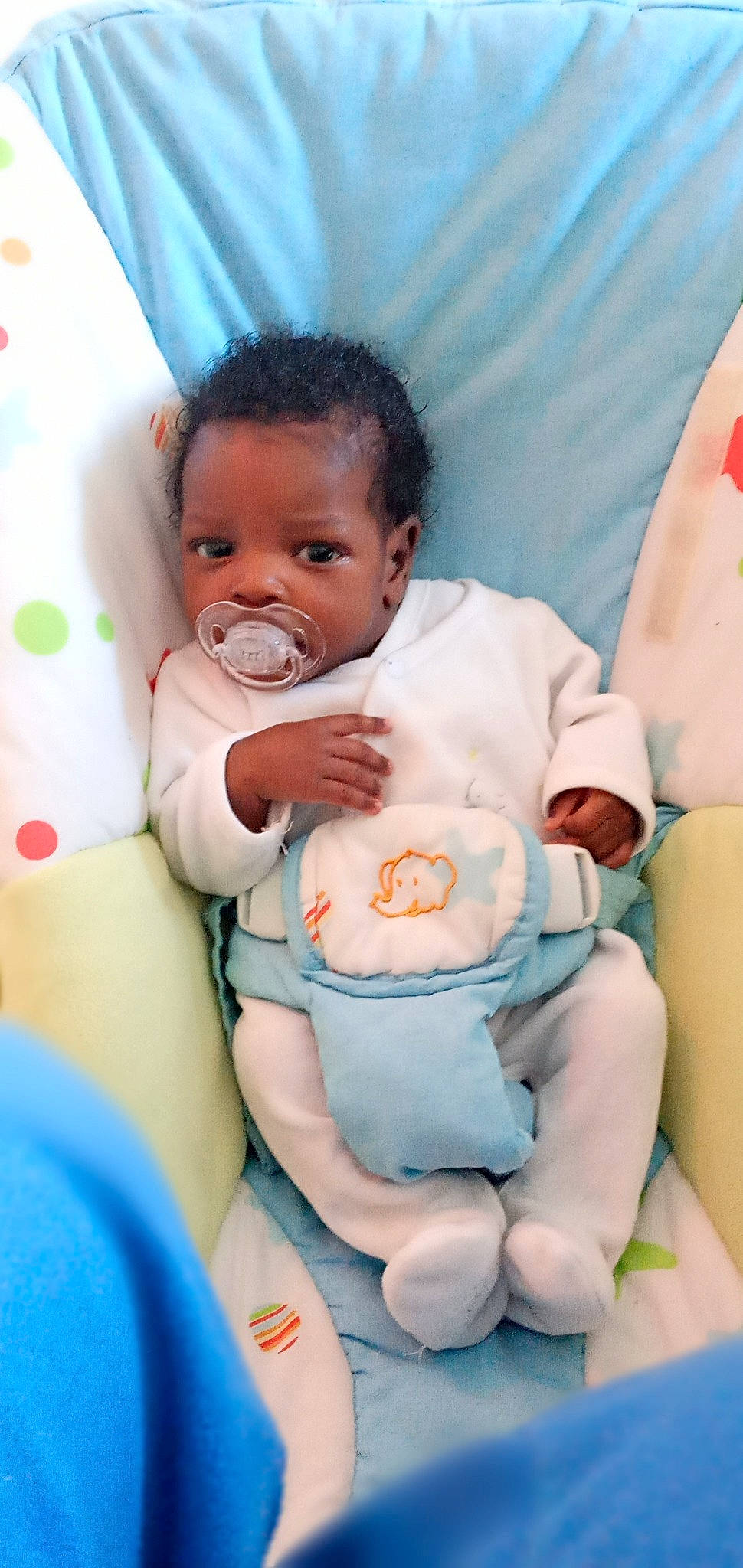 Khady Diamilatou a rejoint le concours — aidez-le/la à gagner de superbes lots ! abdomen, arm, baby, baby_products, baby_toddler_clothing, cheek, child, comfort, event, finger, fun, gesture, happy, linens, person, pink, product, room, sitting, skin