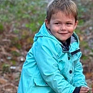 Camille a rejoint le concours — aidez-le/la à gagner de superbes lots ! child, boy, outdoor, forest, tree, log, smile, jacket, blue_jacket, nature, playful, young, casual_clothing, autumn, leaves, sitting, happy, cute, person, kid