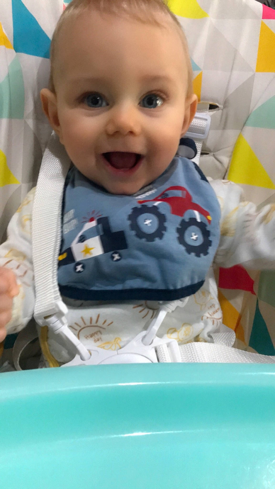 Thiago a rejoint le concours — aidez-le/la à gagner de superbes lots ! baby, baby_in_car_seat, baby_products, baby_safety, baby_toddler_clothing, cheek, child, facial_expression, fun, happy, linens, person, play, product, sitting, skin, sleeve, smile, t_shirt, textile
