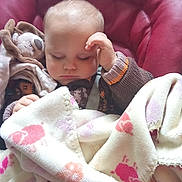 James a rejoint le concours — aidez-le/la à gagner de superbes lots ! baby, child, sleeping, blanket, stuffed_toy, car_seat, red, comfort, cozy, clothing, face, head, hand, indoor, soft, toddler, cute, peaceful, nap, rest