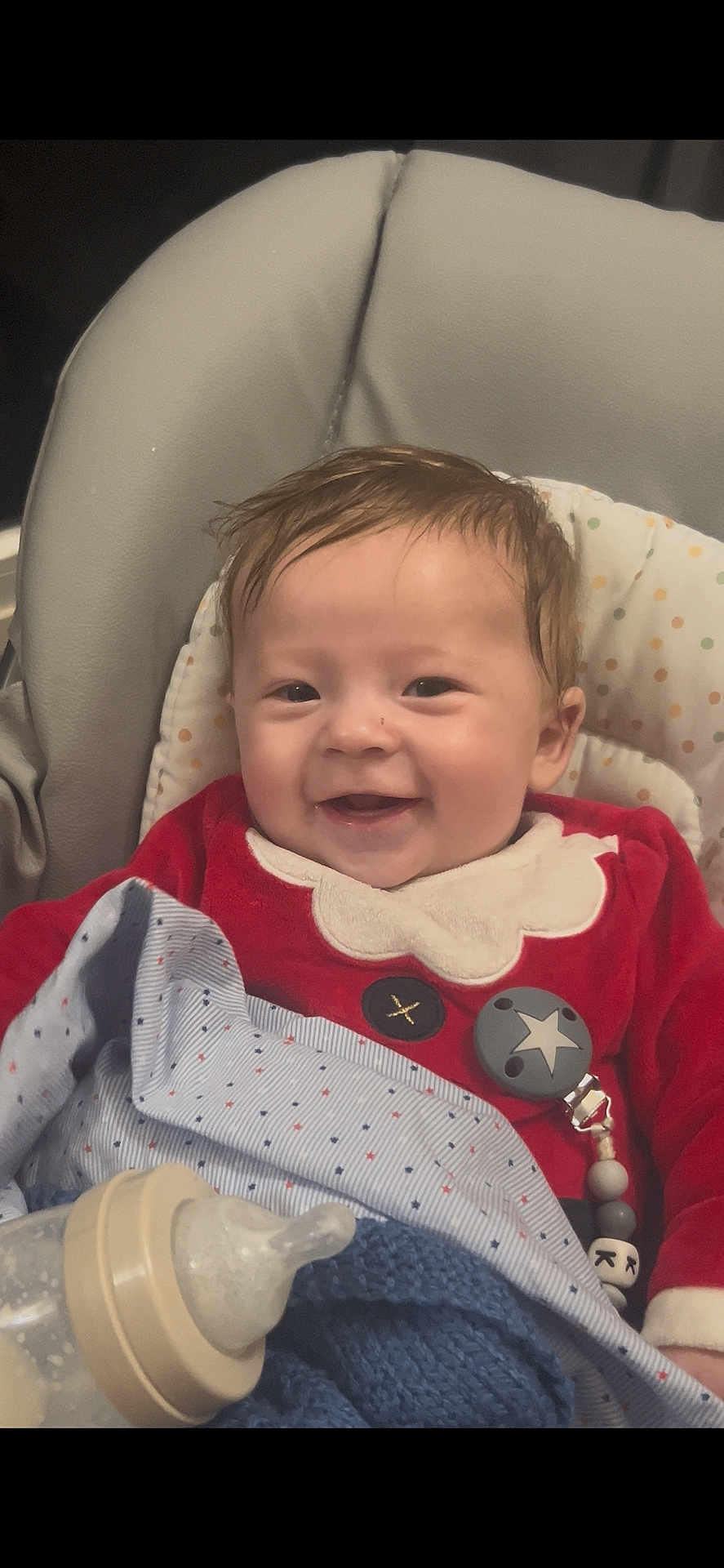 Klemen participe au concours pour gagner de l'argent avec cette photo : baby, smiling, infant, blanket, bottle, clothing, cute, face, happy, indoors, person, seat, child, red_outfit, pacifier_clip, cozy, portrait, head, baby_bottle, warm