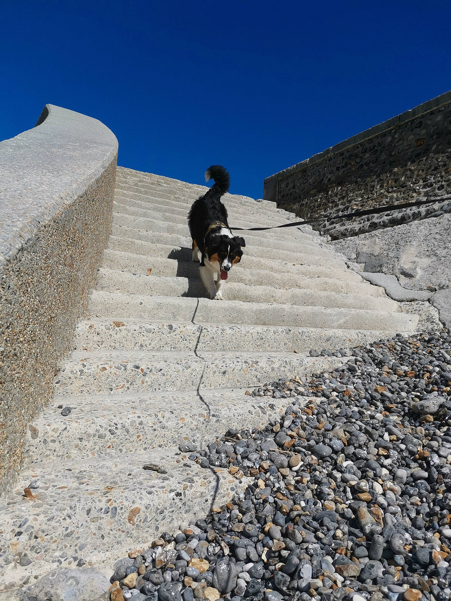 Peaky participe au concours pour gagner de l'argent avec cette photo : asphalt, bedrock, cobblestone, composite_material, concrete, flooring, horizon, landscape, limestone, recreation, road, road_surface, rock, rubble, shadow, sky, slope, soil, stone_wall, tar