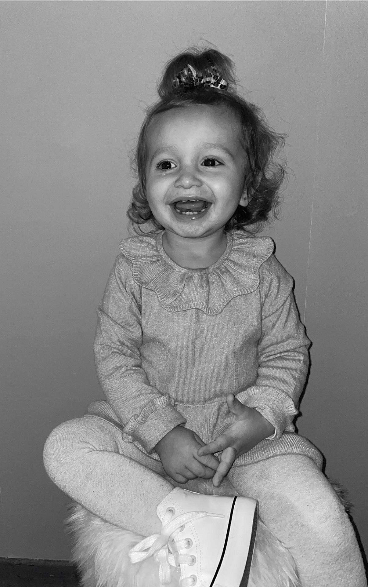 Myla a rejoint le concours — aidez-le/la à gagner de superbes lots ! arm, baby_toddler_clothing, black_and_white, clothing, eye, flash_photography, hairstyle, happy, head, human, iris, jeans, joy, organ, person, skin, sleeve, smile, standing, style
