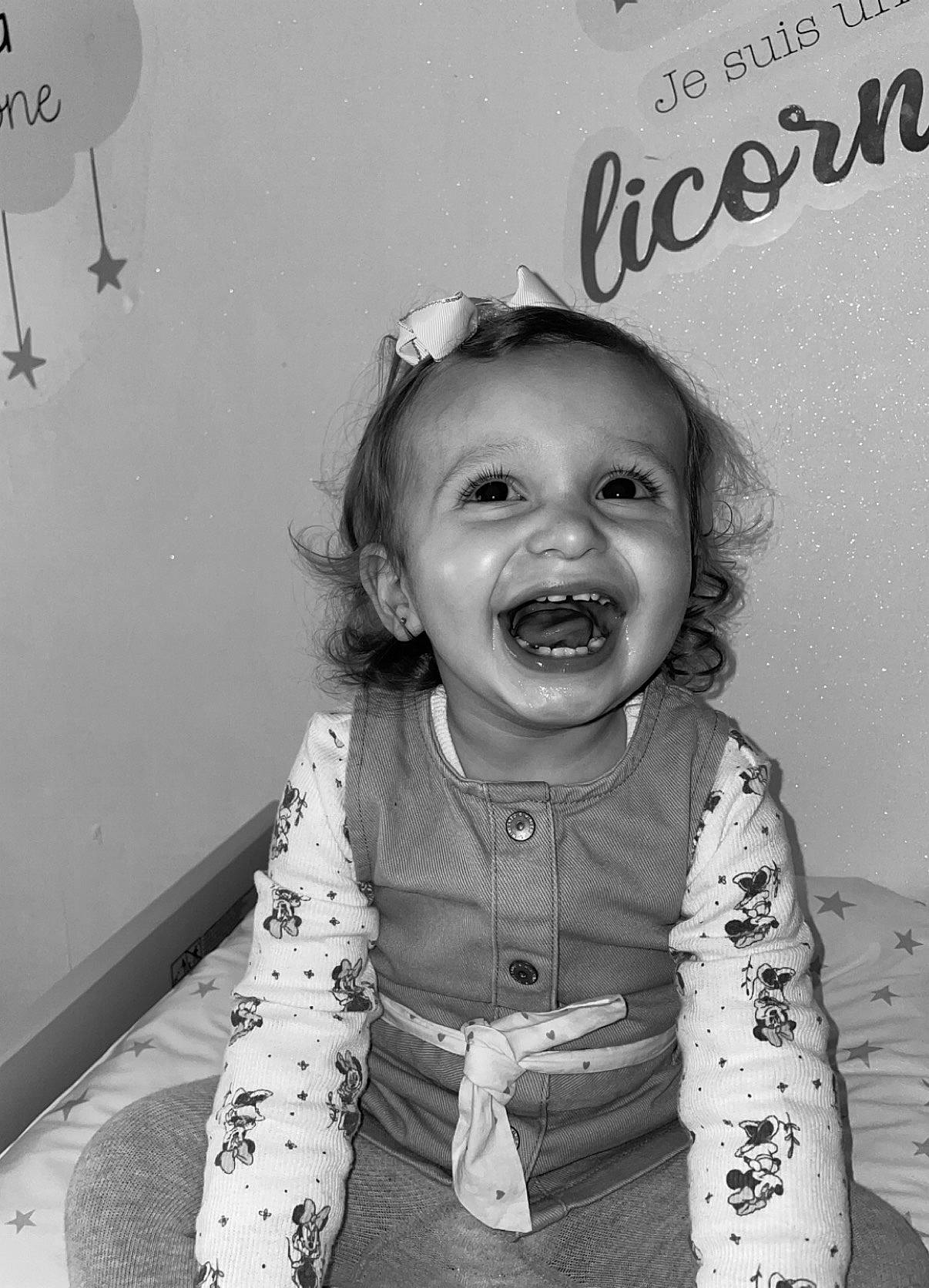 Myla participe au concours pour gagner de l'argent avec cette photo : black, black_and_white, eye, face, facial_expression, flash_photography, gesture, hairstyle, happy, head, iris, monochrome, organ, people, person, photograph, sleeve, smile, style, toddler