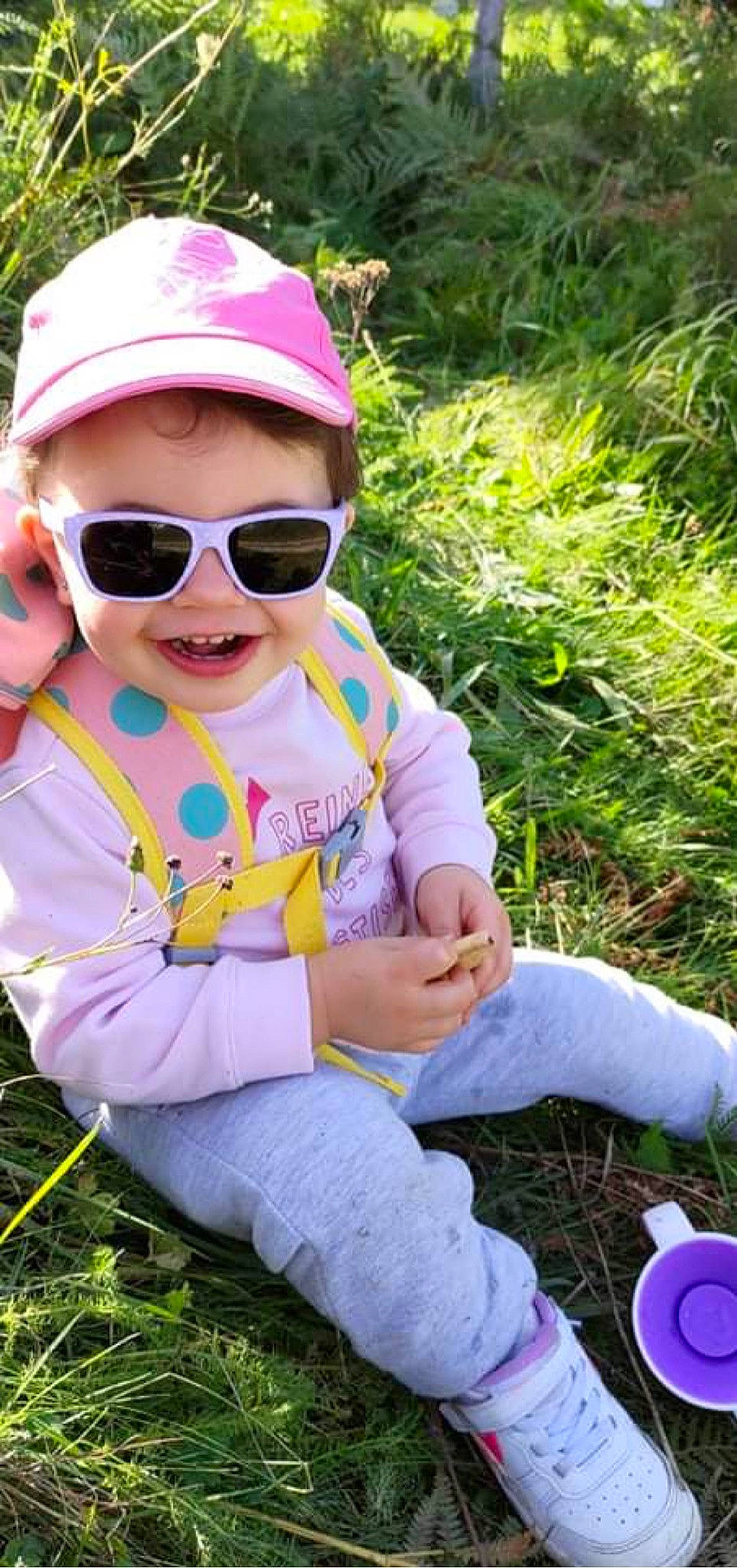 Sharlyne a rejoint le concours — aidez-le/la à gagner de superbes lots ! botany, clothing, eyewear, finger, fun, glasses, goggles, grass, hand, happy, jeans, joy, leisure, people_in_nature, person, pink, plant, smile, summer, sunglasses
