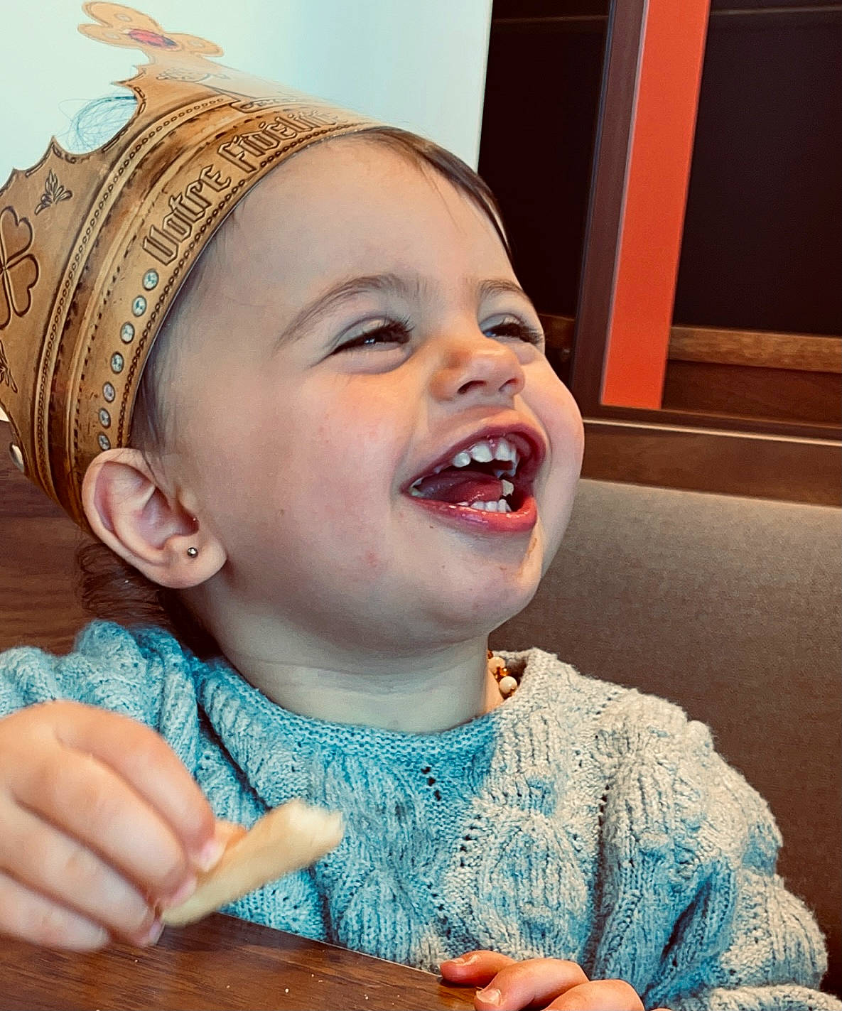 Sharlyne a rejoint le concours — aidez-le/la à gagner de superbes lots ! cheek, chin, ear, eye, eyebrow, eyelash, facial_expression, hand, happy, head, human_body, iris, lip, mouth, neck, nose, organ, person, skin, smile