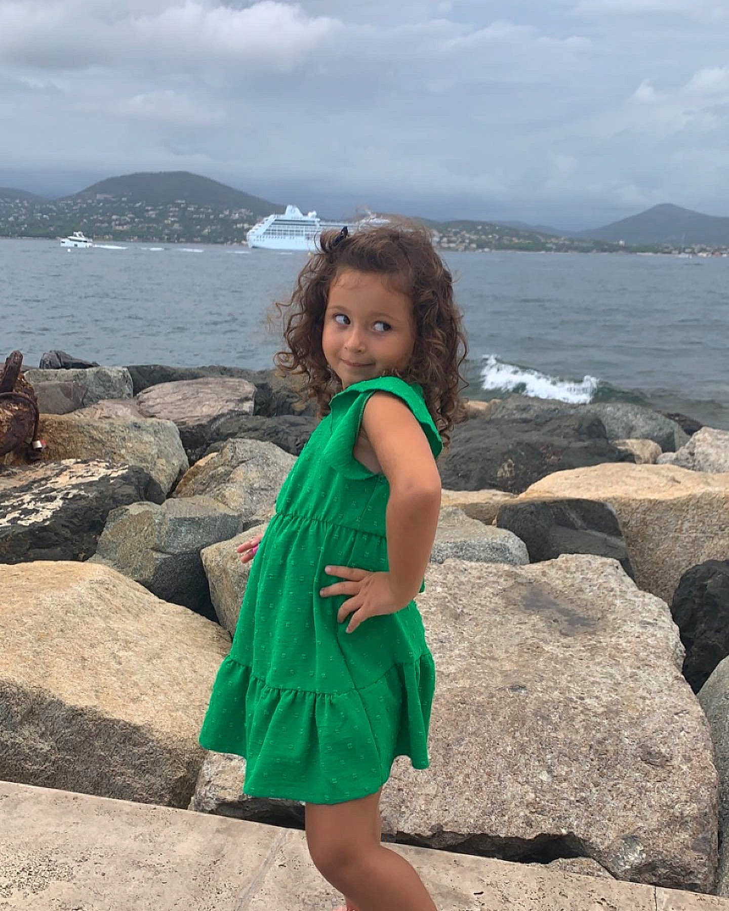 Melia participe au concours pour gagner de l'argent avec cette photo : azure, beauty, cloud, coastal_and_oceanic_landforms, day_dress, dress, eye, flash_photography, fun, happy, joy, leisure, one_piece_garment, people_in_nature, person, shore, sky, summer, toddler, travel