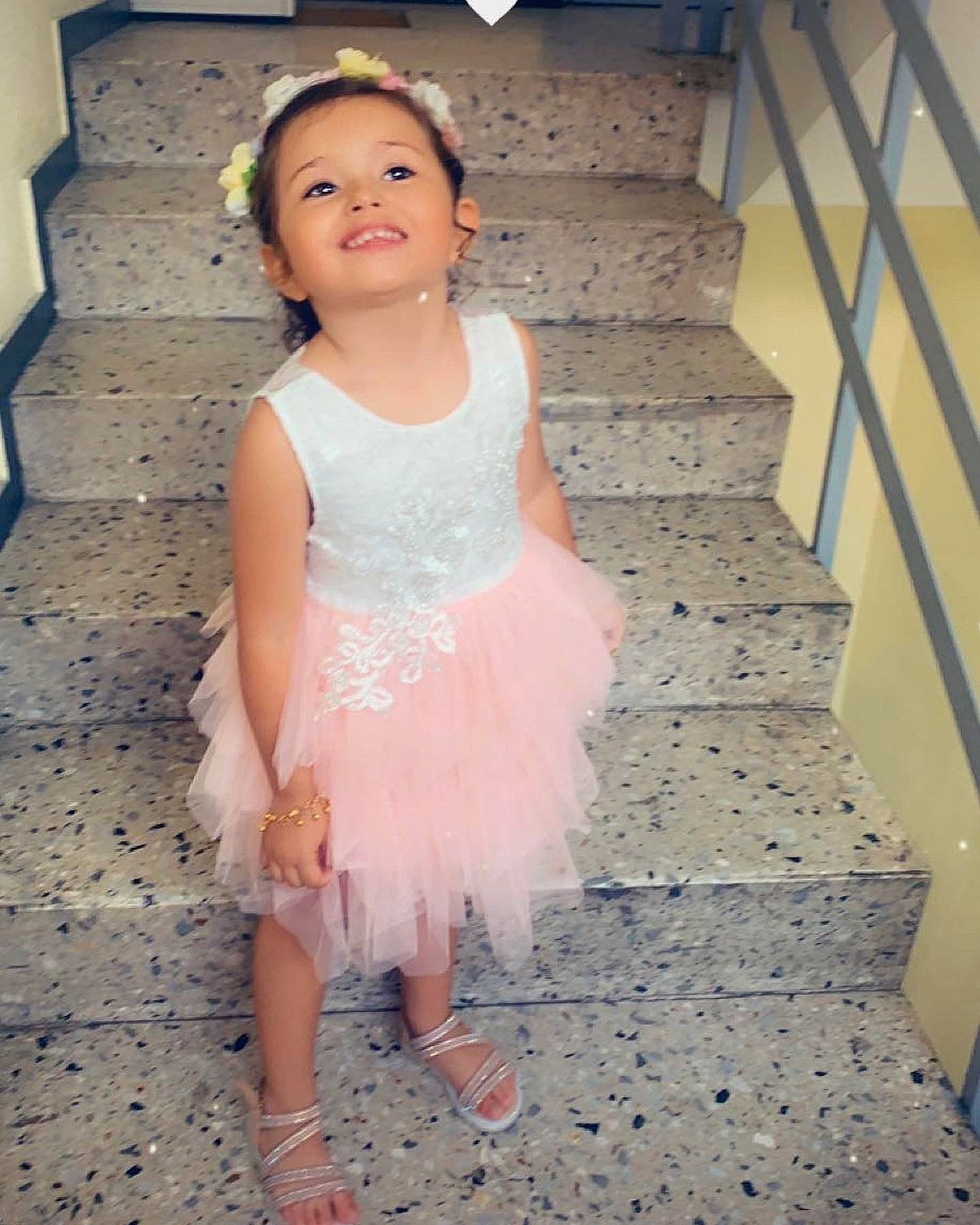 Melia a rejoint le concours — aidez-le/la à gagner de superbes lots ! baby_toddler_clothing, day_dress, dress, embellishment, facial_expression, fashion_design, flash_photography, flooring, hairstyle, happy, human_body, joy, neck, one_piece_garment, person, pink, skin, sleeve, smile, stairs