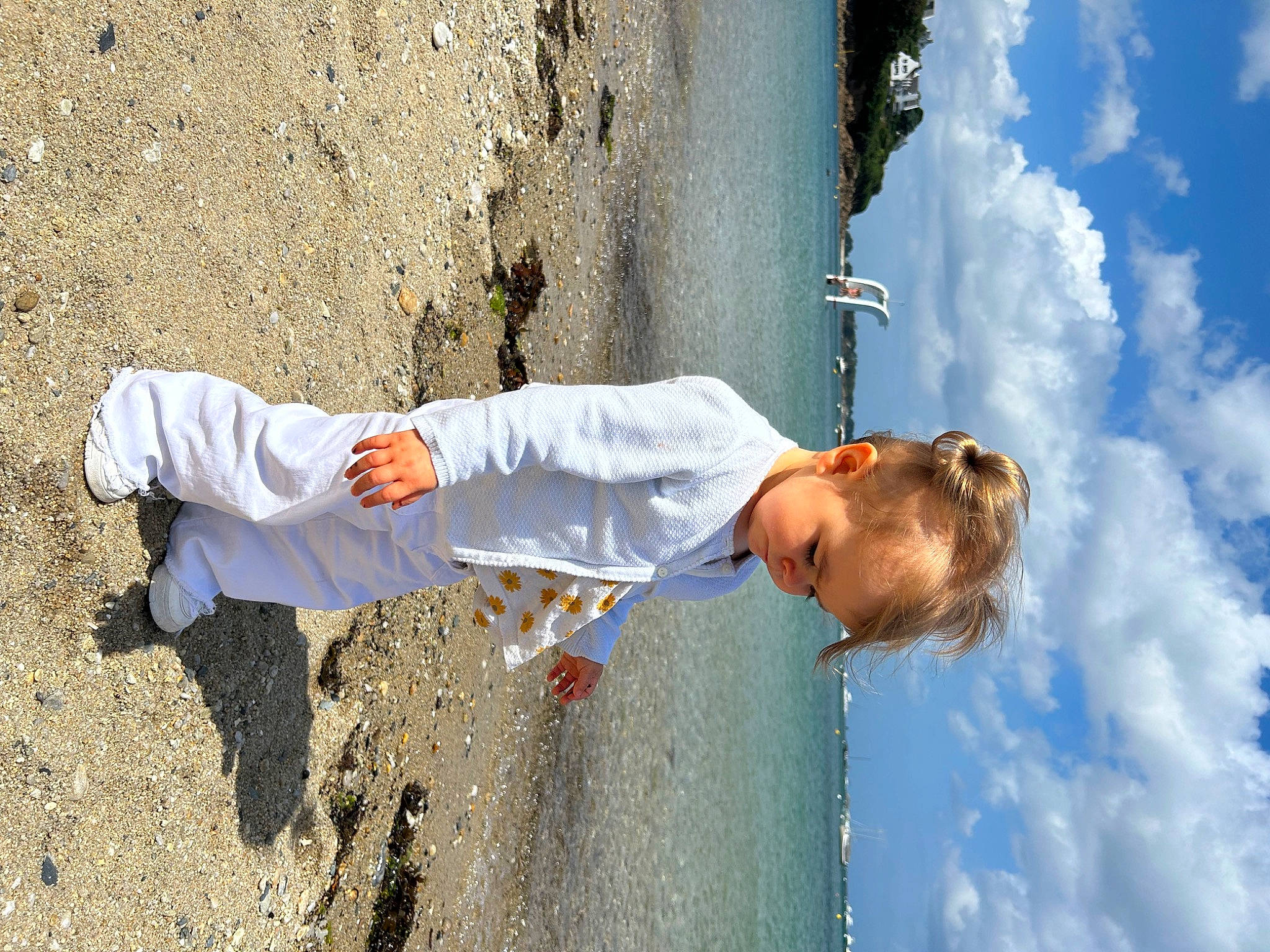 Liyah participe au concours pour gagner de l'argent avec cette photo : blue, child, cloud, fun, gesture, hair, happy, human_leg, leisure, people_in_nature, person, recreation, sand, shadow, sky, soil, toddler, travel, tree, vacation