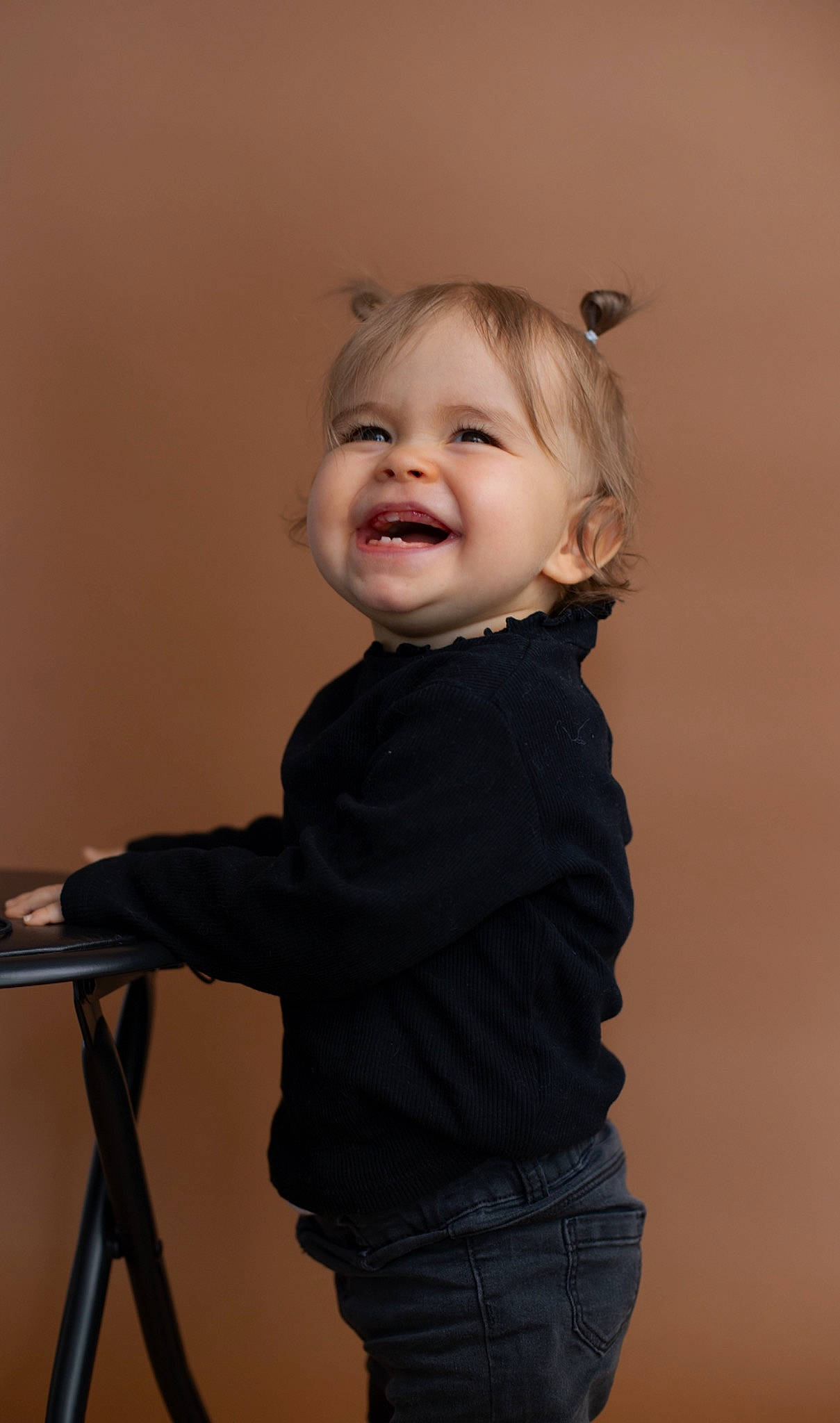 Liyah a rejoint le concours — aidez-le/la à gagner de superbes lots ! arm, baby, baby_toddler_clothing, blond, cheek, chin, easel, eye, flash_photography, fun, gesture, happy, iris, joy, person, shoulder, sleeve, smile, standing, t_shirt