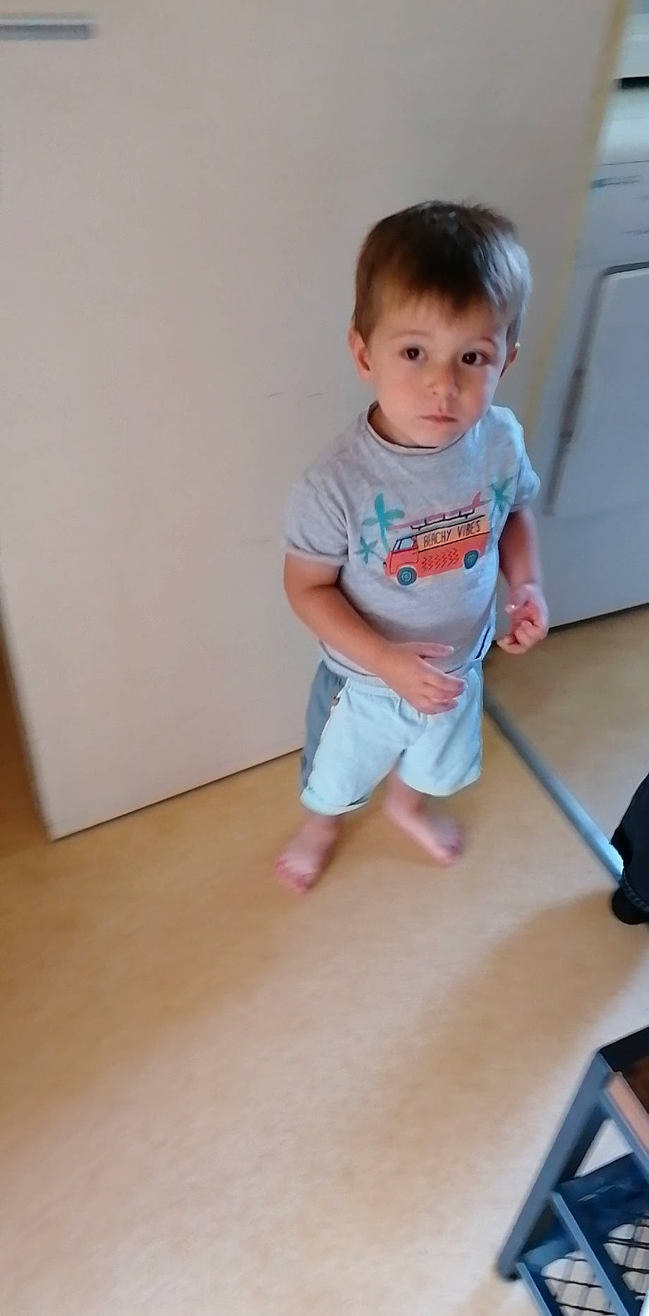 Logan participe au concours pour gagner de l'argent avec cette photo : baby, baby_toddler_clothing, barefoot, cheek, child, face, finger, floor, flooring, foot, hardwood, human_leg, joint, knee, person, sitting, skin, sleeve, t_shirt, toddler