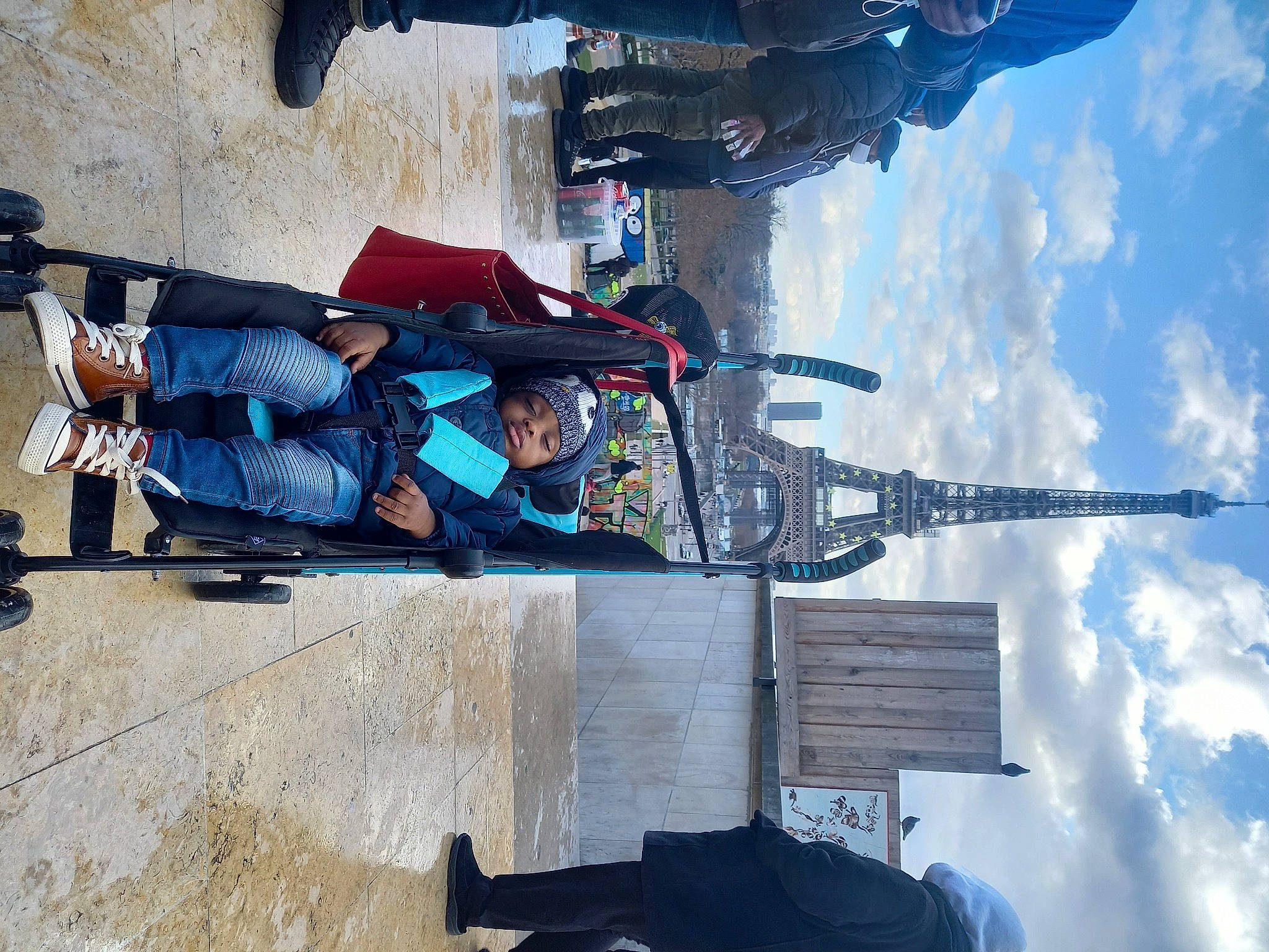 Bryan a rejoint le concours — aidez-le/la à gagner de superbes lots ! adventure, blue, cloud, electric_blue, headwear, outdoor_shoe, person, recreation, sky, travel, walking_shoe, white, world