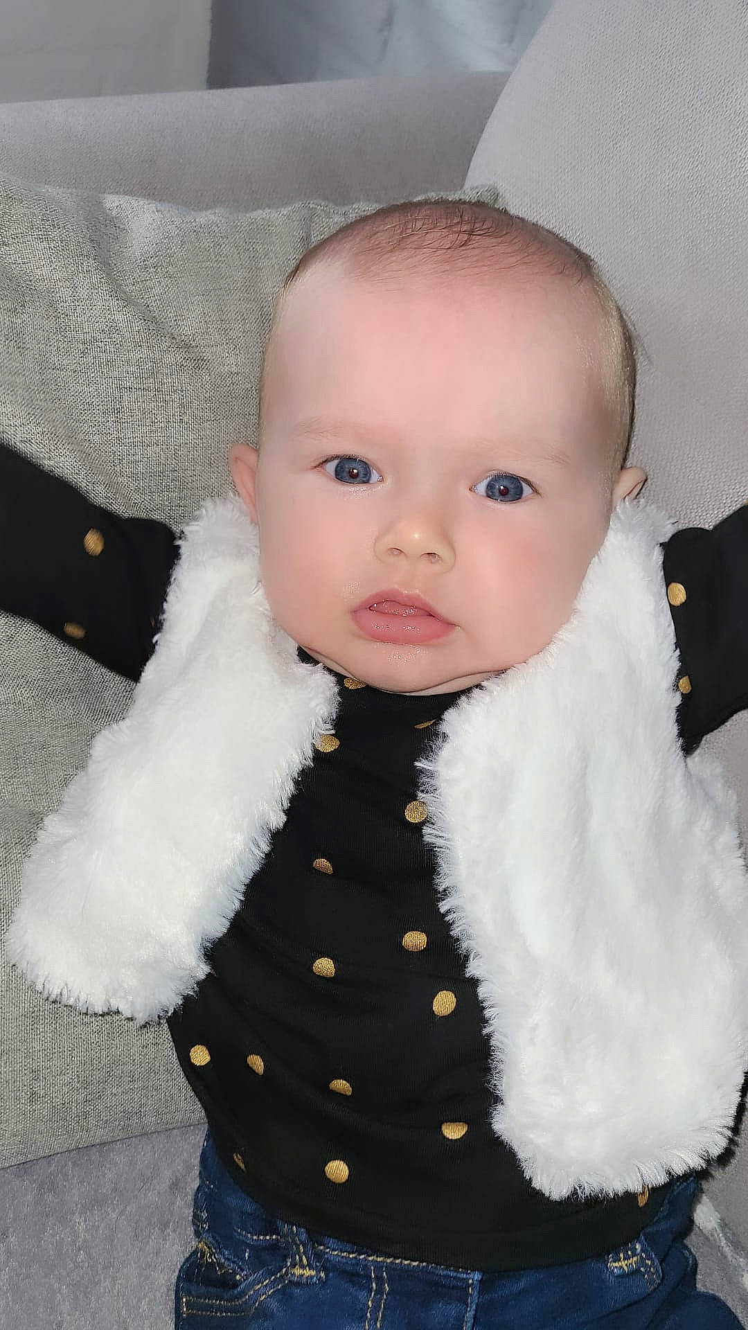 Romane a rejoint le concours — aidez-le/la à gagner de superbes lots ! baby, baby_products, baby_toddler_clothing, cheek, child, collar, costume, costume_accessory, fur, fur_clothing, knitting, pattern, person, polar_fleece, sitting, skin, sleeve, toddler, white, wool