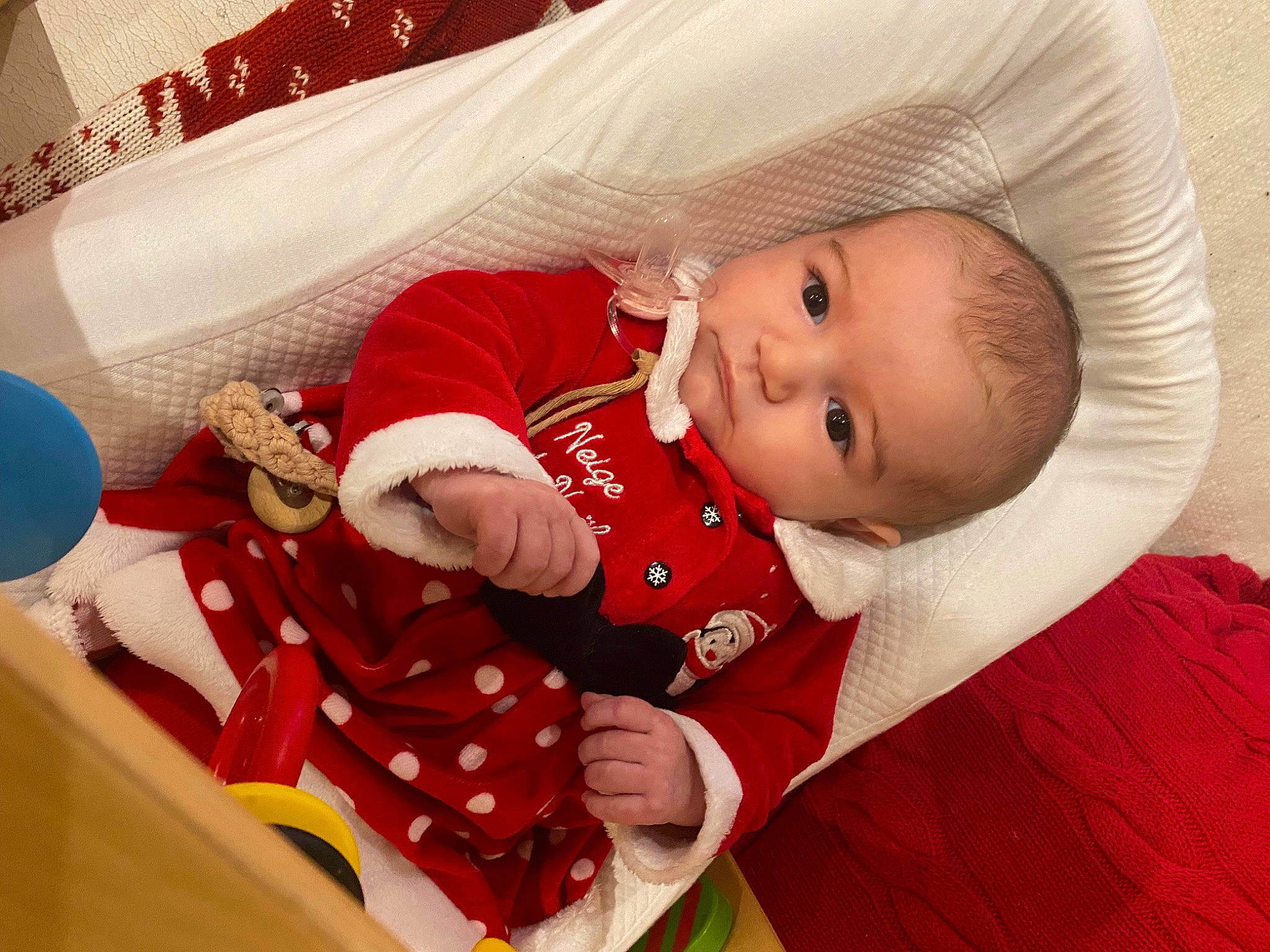 Charlotte participe au concours pour gagner de l'argent avec cette photo : baby, baby_toddler_clothing, child, christmas, christmas_eve, comfort, event, face, happy, head, holiday, lap, linens, mammal, person, room, skin, sleeve, smile, textile