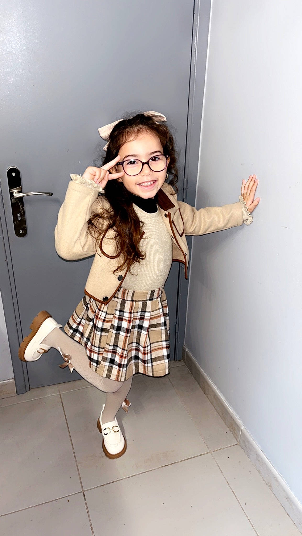 Louana a rejoint le concours — aidez-le/la à gagner de superbes lots ! collar, eyewear, face, flash_photography, gesture, hairstyle, human_body, joy, knee, leg, neck, outerwear, person, shoe, shoulder, sleeve, smile, t_shirt, tartan, thigh