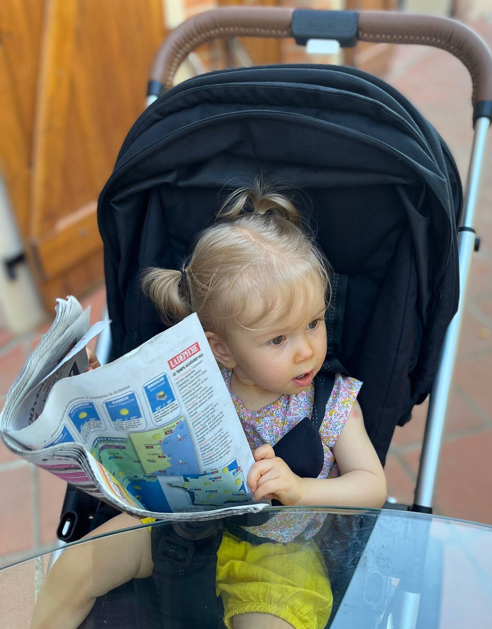 Lina a rejoint le concours — aidez-le/la à gagner de superbes lots ! auto_part, baby, baby_carriage, baby_products, blond, child, comfort, fun, grass, happy, human, lap, leisure, mammal, person, product, recreation, sitting, toddler, travel