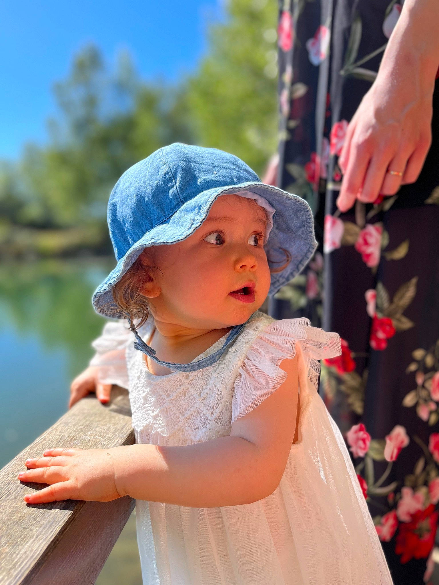 Lina participe au concours pour gagner de l'argent avec cette photo : baby, baby_toddler_clothing, cap, child, event, fun, happy, hat, headgear, headwear, lake, leisure, person, pink, recreation, skin, sky, smile, summer, sun_hat