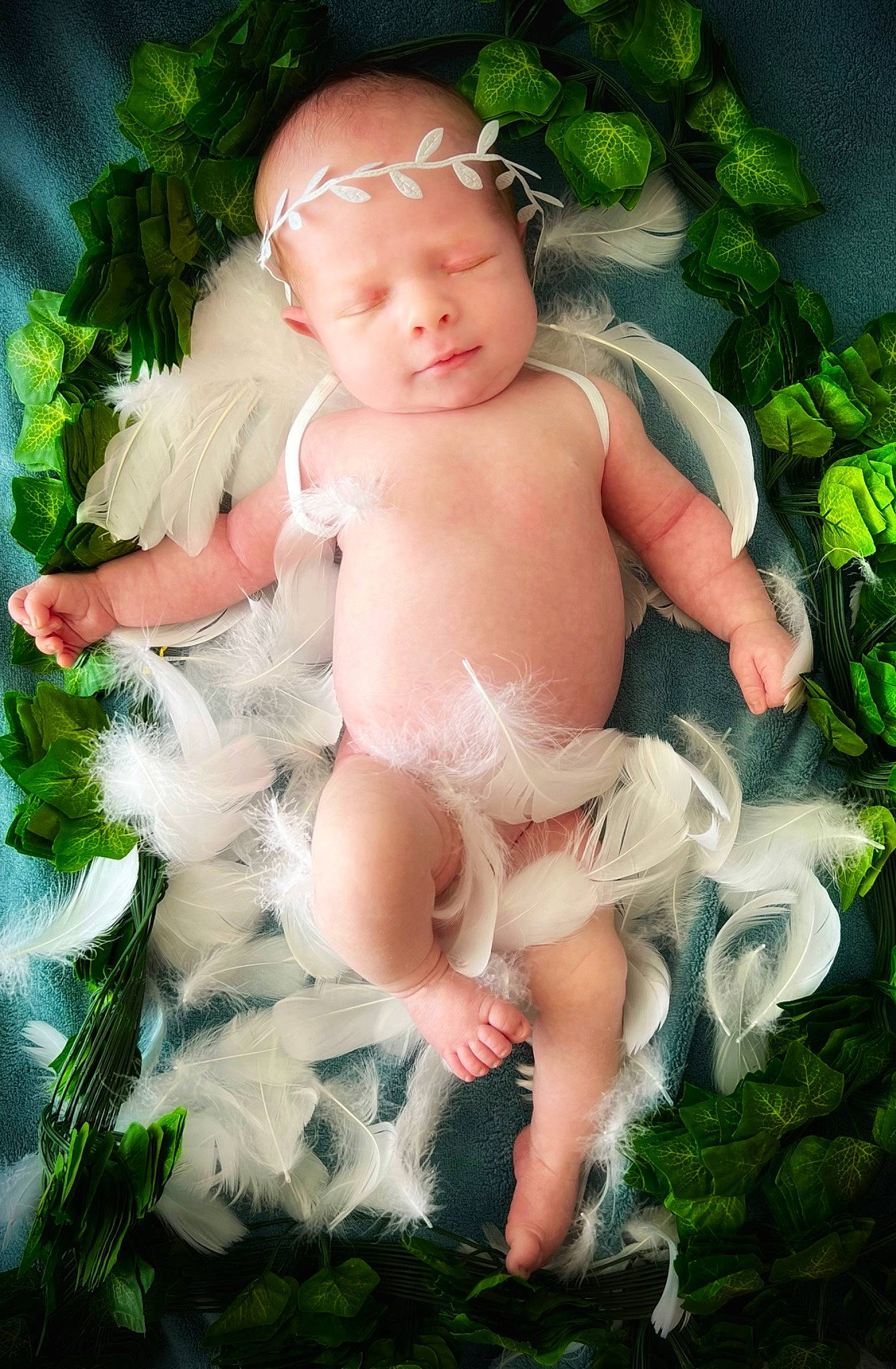 Ewan participe au concours pour gagner de l'argent avec cette photo : abdomen, baby, baby_toddler_clothing, botany, chest, child, finger, grass, green, happy, leaf, leaf_vegetable, natural_foods, people_in_nature, person, petal, plant, skin, thumb, toddler