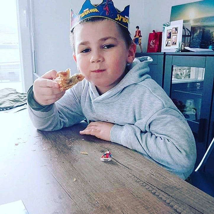 Logan a rejoint le concours — aidez-le/la à gagner de superbes lots ! cap, child, cool, costume_hat, eye, fashion_accessory, flooring, fun, happy, hat, human_body, person, sitting, t_shirt, table, television, thumb, toddler, varnish, wood