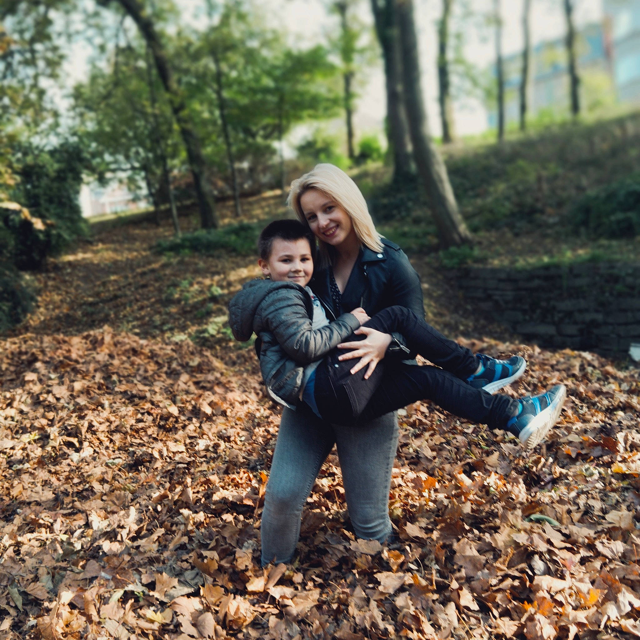 Logan a rejoint le concours — aidez-le/la à gagner de superbes lots ! boot, branch, deciduous, flash_photography, forest, fun, gesture, grass, happy, joy, landscape, leisure, natural_landscape, people_in_nature, person, plant, recreation, soil, tree, trunk