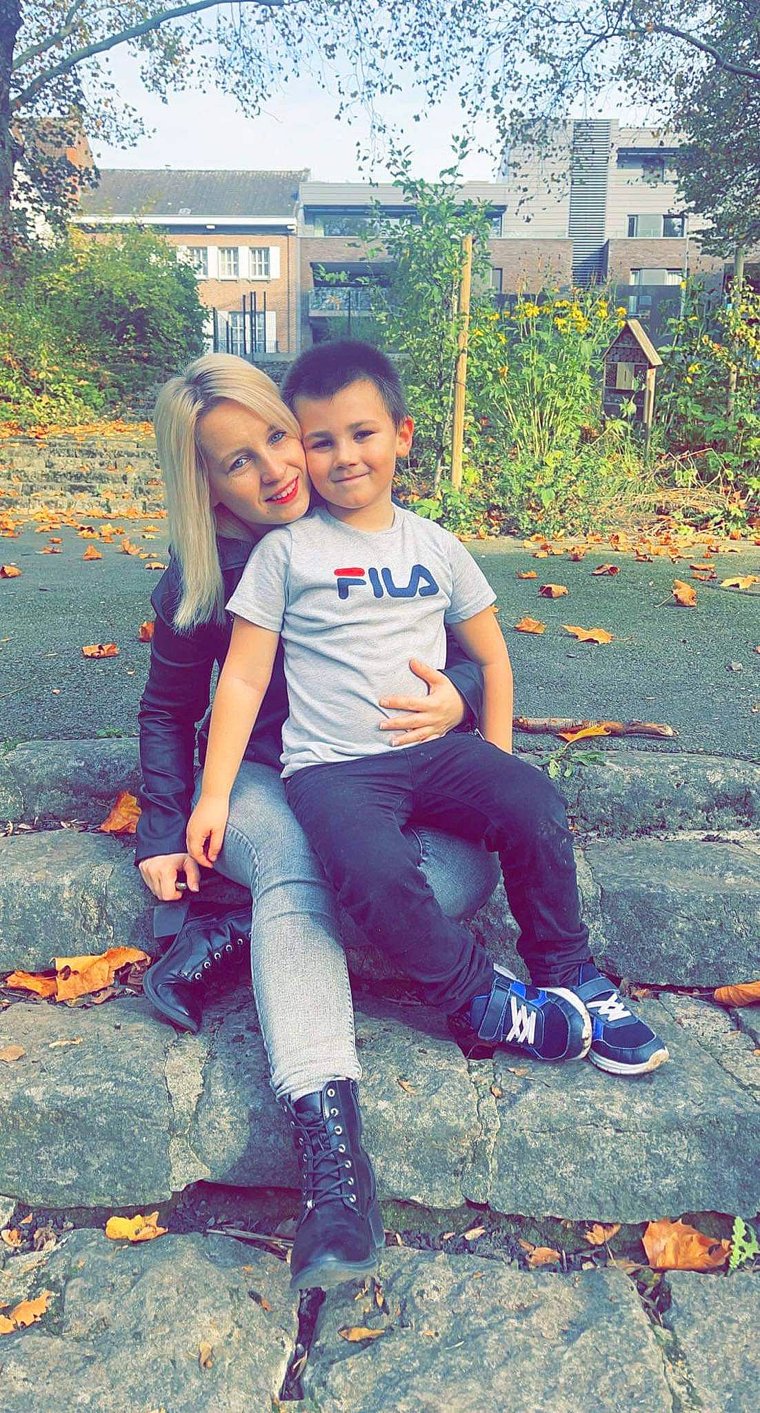 Logan participe au concours pour gagner de l'argent avec cette photo : cool, denim, electric_blue, friendship, fun, grass, hairstyle, happy, jeans, joy, leg, leisure, nature, people_in_nature, person, plant, shoe, smile, standing, thigh