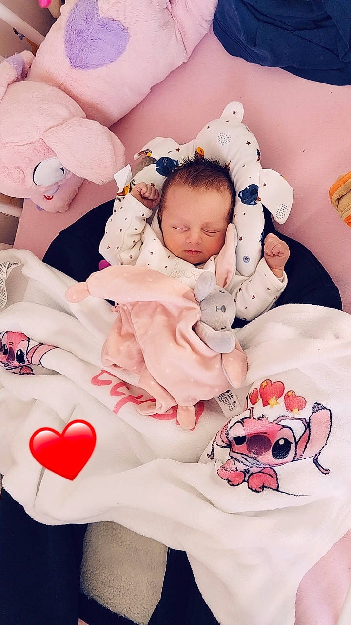 Elysa a rejoint le concours — aidez-le/la à gagner de superbes lots ! baby, baby_sleeping, baby_toddler_clothing, carmine, cheek, child, comfort, event, happy, linens, pattern, person, petal, pink, red, skin, sleeve, sweetness, textile, toddler