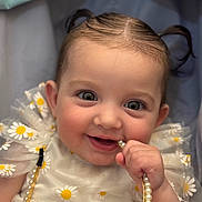 Nazhia a rejoint le concours — aidez-le/la à gagner de superbes lots ! adorable, baby, child, closeup, cute, daisy_pattern, dress, fabric, face, hand, happy, infant, pearl_necklace, person, pigtails, playful, portrait, smile, soft_lighting, young