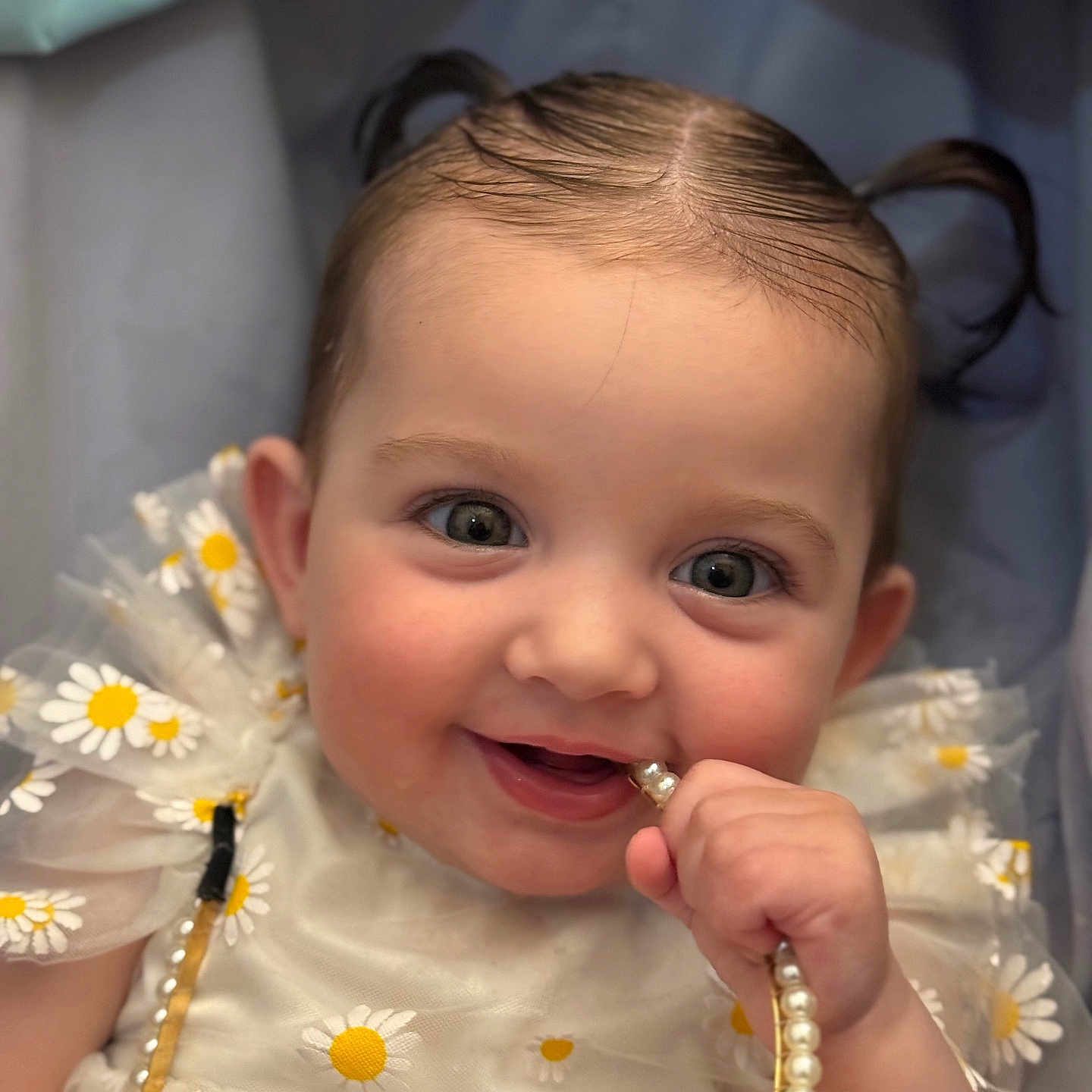 Nazhia a rejoint le concours — aidez-le/la à gagner de superbes lots ! adorable, baby, child, closeup, cute, daisy_pattern, dress, fabric, face, hand, happy, infant, pearl_necklace, person, pigtails, playful, portrait, smile, soft_lighting, young