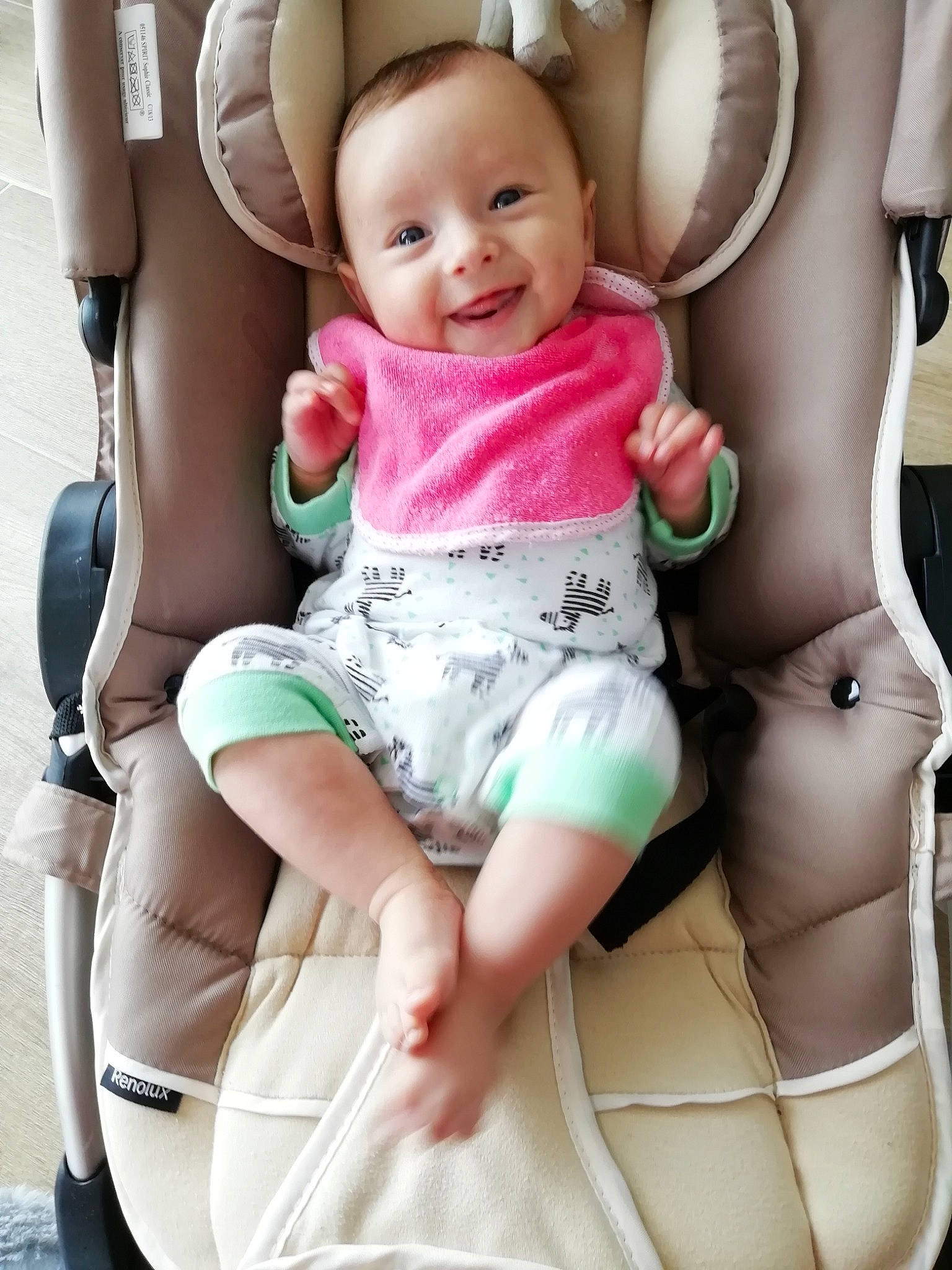 Héloïse participe au concours pour gagner de l'argent avec cette photo : baby, baby_in_car_seat, car_seat, child, joy, person, sitting, toddler