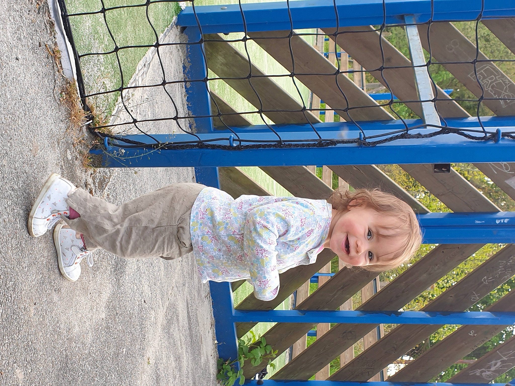 Juliette participe au concours pour gagner de l'argent avec cette photo : baby_toddler_clothing, blue, child, city, electric_blue, fun, grass, happy, joy, leisure, outdoor_play_equipment, pattern, people_in_nature, person, plant, play, playground, recreation, sitting, symmetry