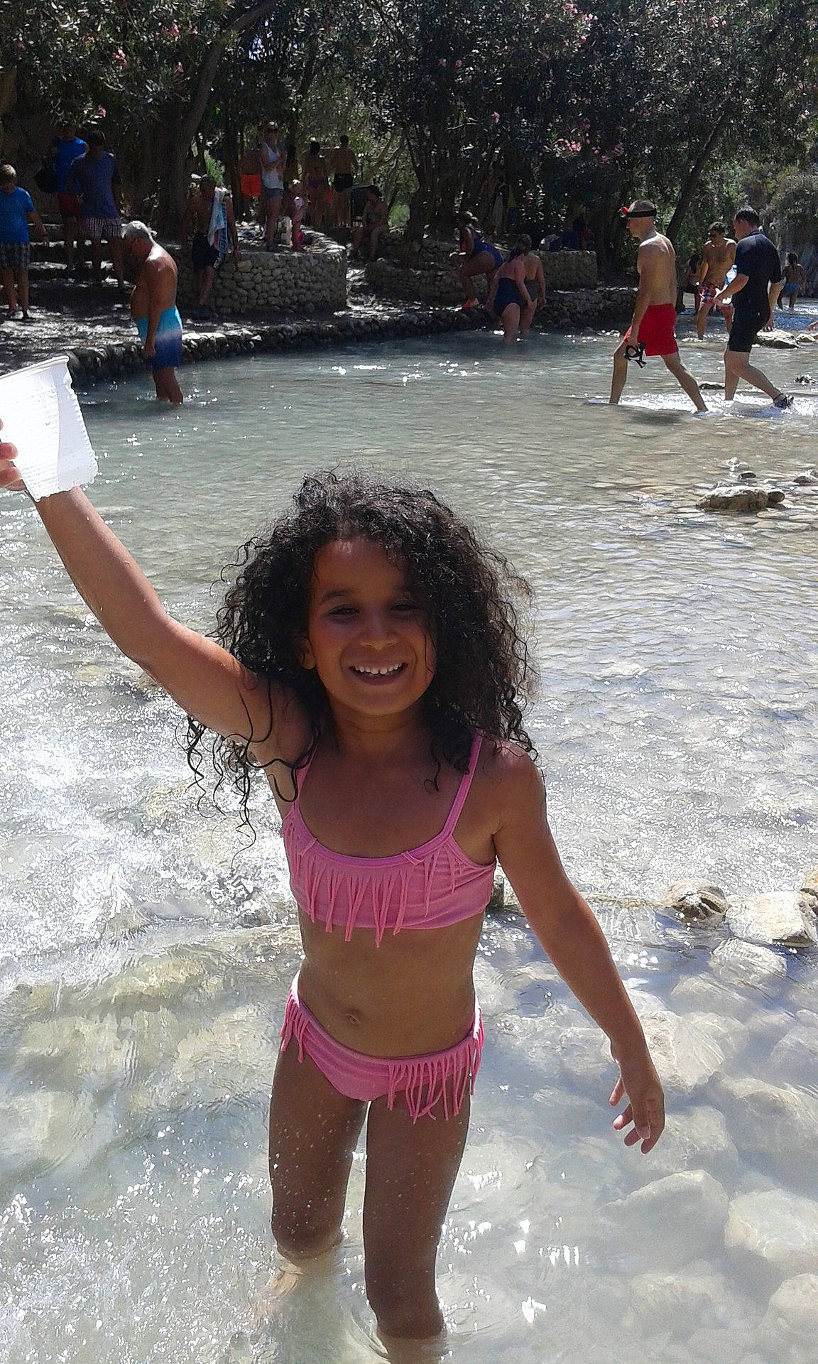 Wiza participe au concours pour gagner de l'argent avec cette photo : beach, child, facial_expression, fun, girl, happiness, joy, leisure, person, play, recreation, sand, smile, summer, tourism, travel, tree, vacation, water, water_feature